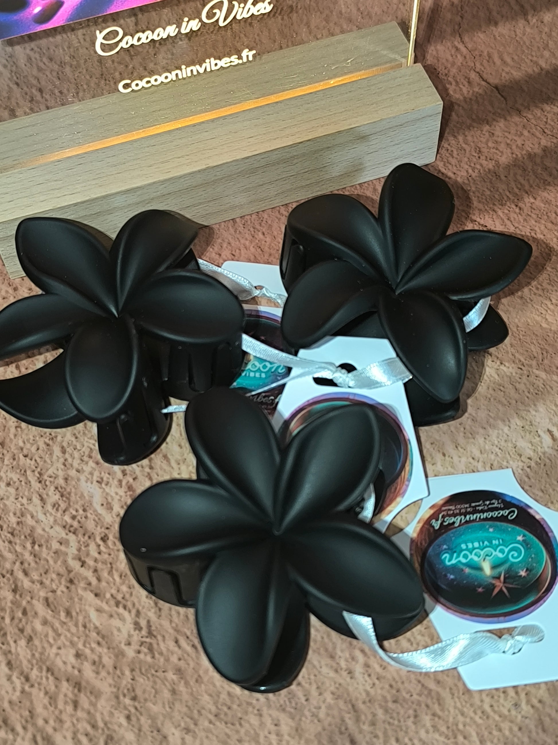 Pince à cheveux Fleur de Monoï ~ Couleur Nuit Noire, L’élégance mystérieuse d’une fleur sous les étoiles…