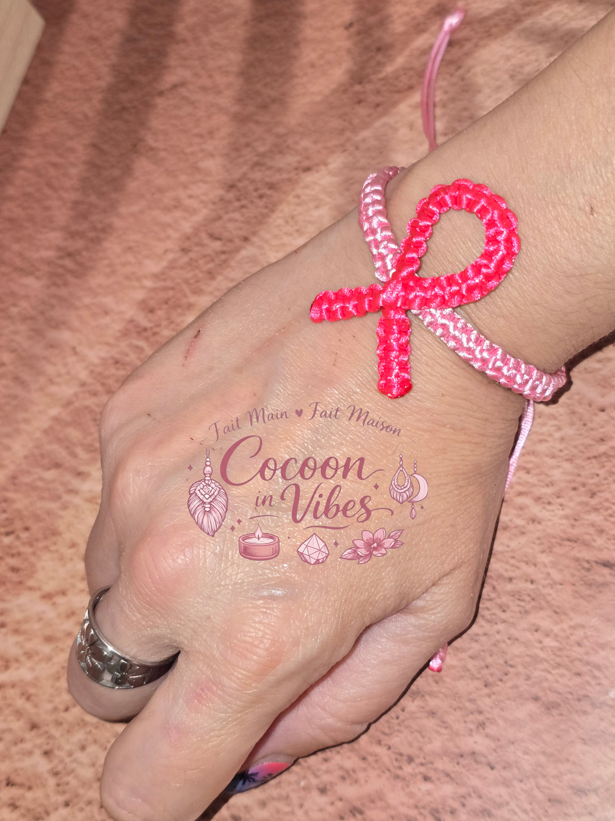 Bracelet Artisanal en Macramé Solidaire – Octobre Rose