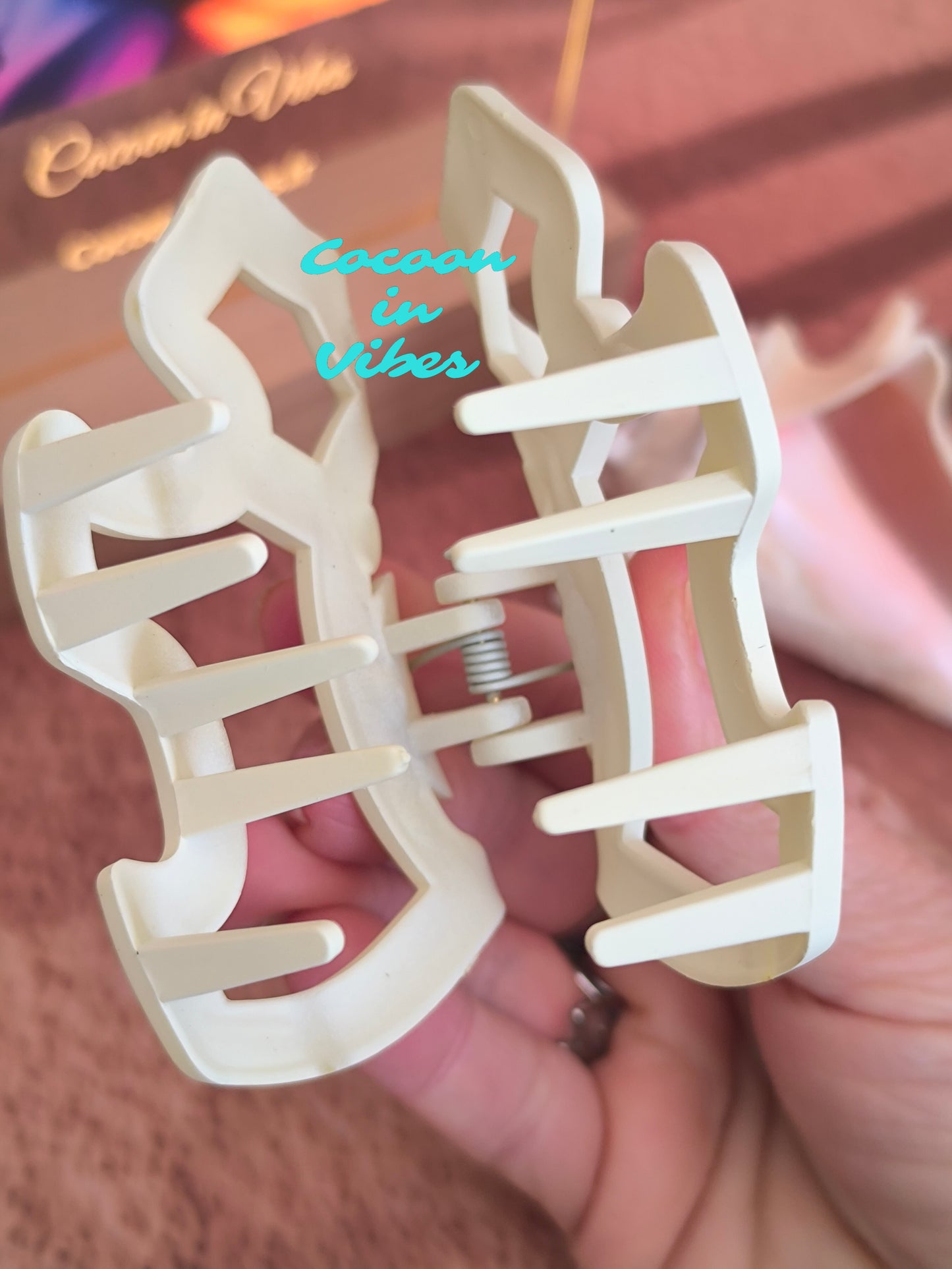 Grande pince cheveux Canaille – Motif chien ajouré – Vanille (8,5 cm x 6 cm)