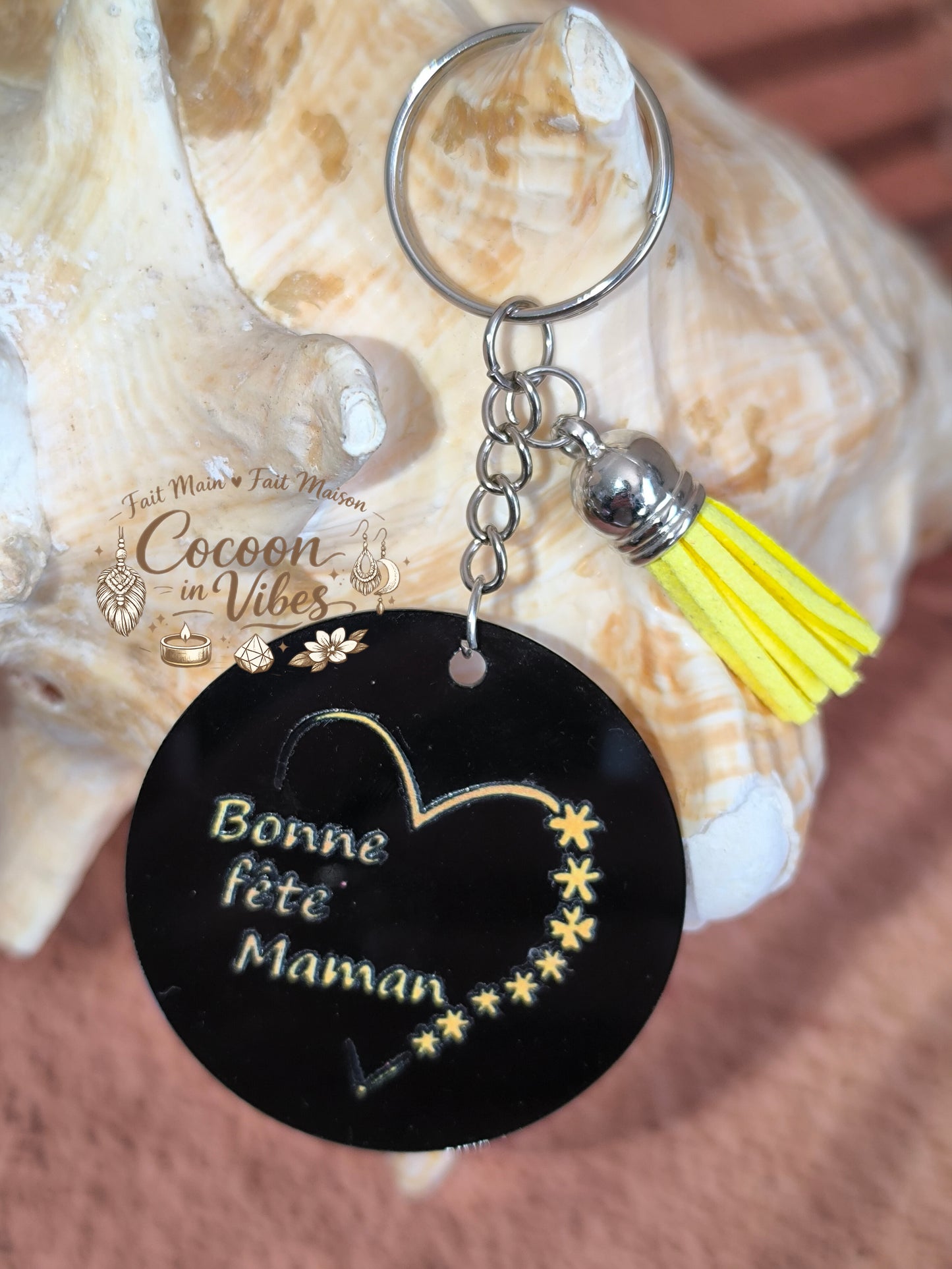 Porte-clé noir brillant “Fête des Mères – Mots Précieux – Bonne fête maman” – Cœur doré – Franges suédine jaune – Modèle unique