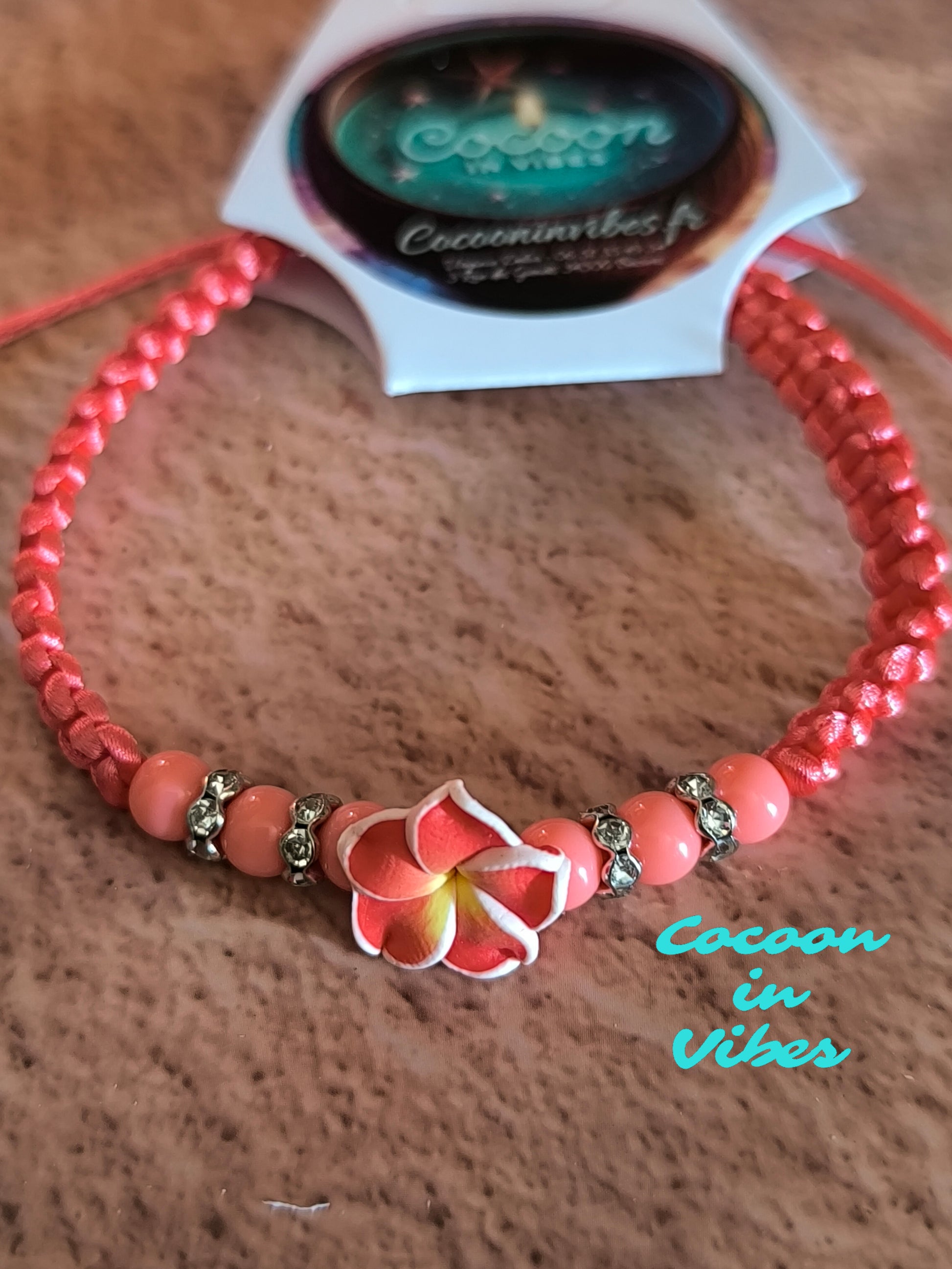 Bracelets en cordon satiné & fleur de Monoï – Les couleurs du paradis à ton poignet