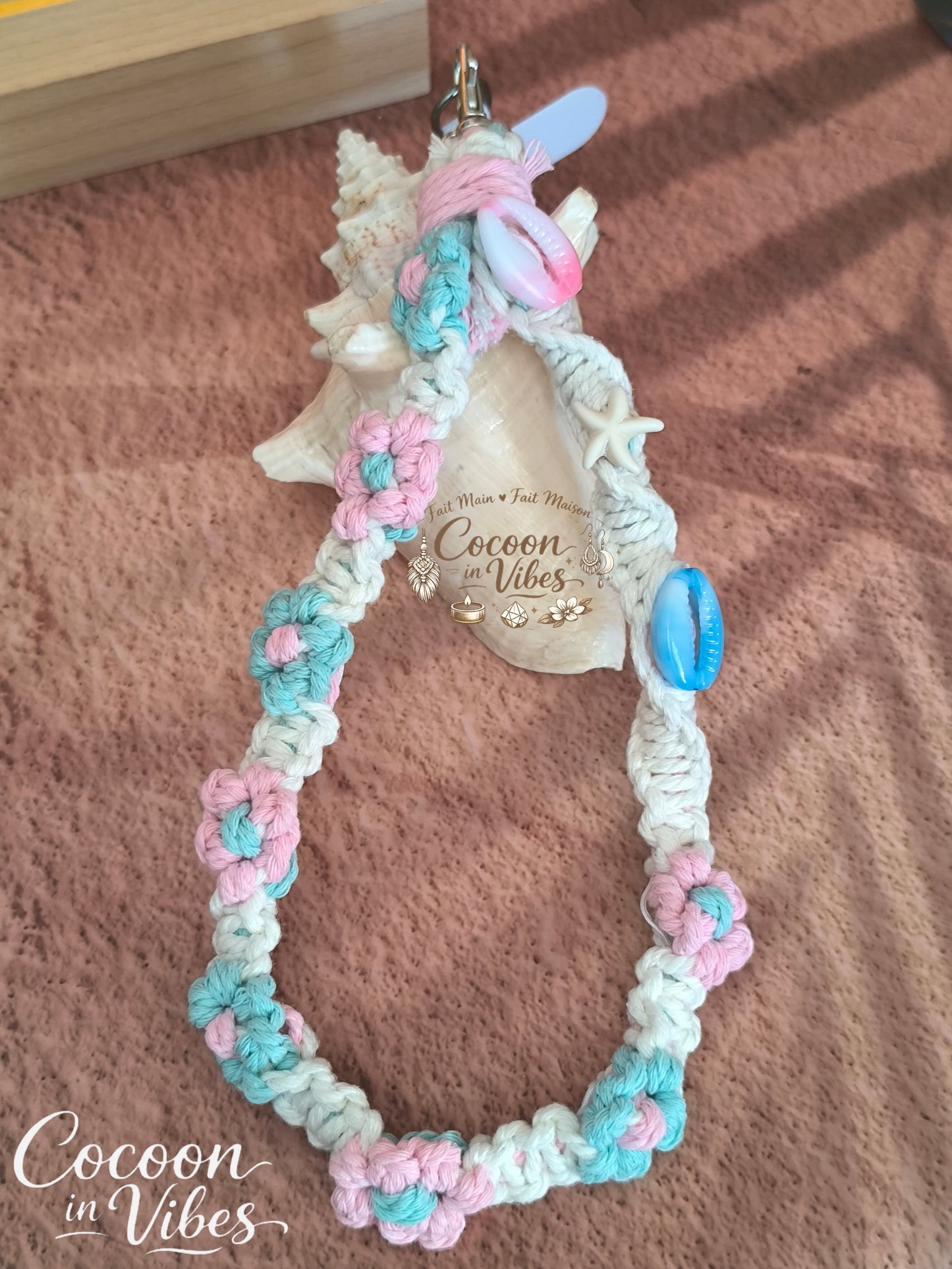 Bracelet de Téléphone "Trésors de la Plage" artisanal tissé en macramé