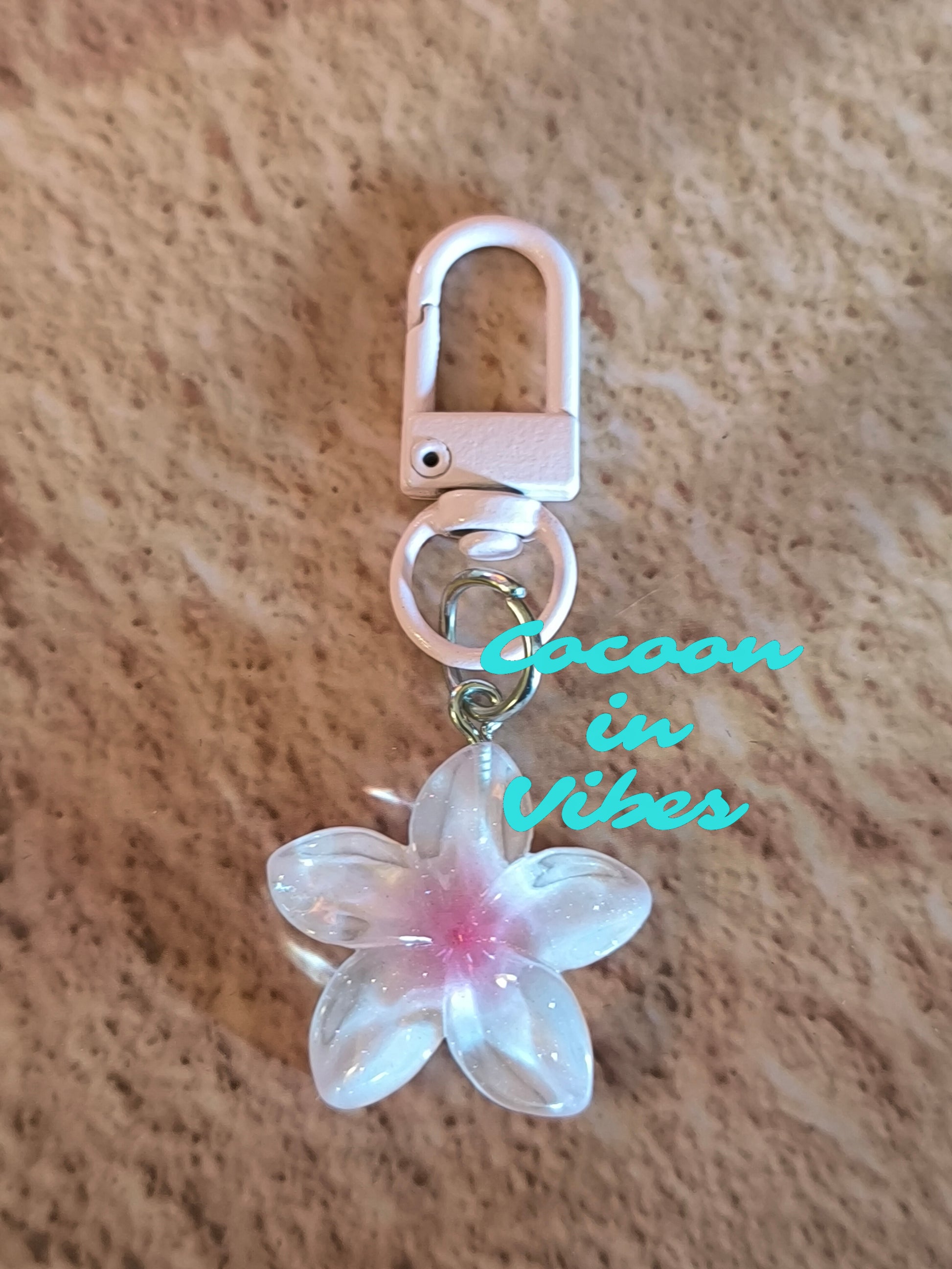 Bijou de Sac / Porte-Clés Fleur de Monoï – L’essence des iles toujours avec vous