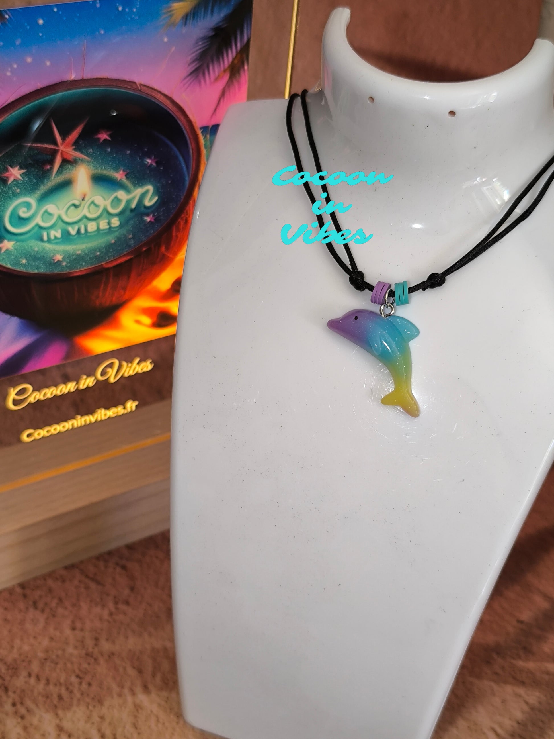 Collier Dauphin Dégradé aux couleurs acidulées – Création Artisanale Exclusive Cocoon in Vibes