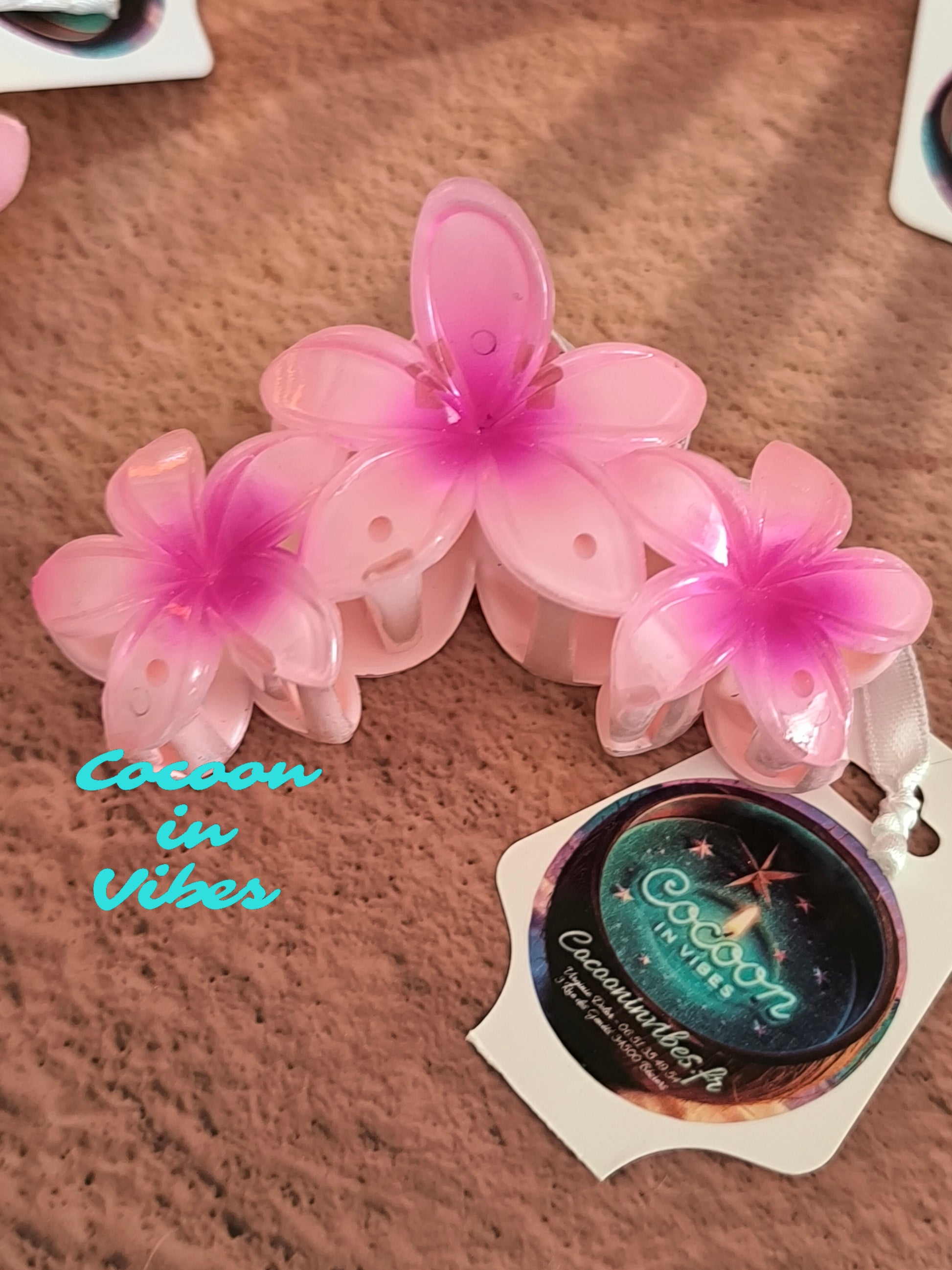 Grande Pince à Cheveux – 3 Fleurs de Monoï Rose au Cœur Fuchsia