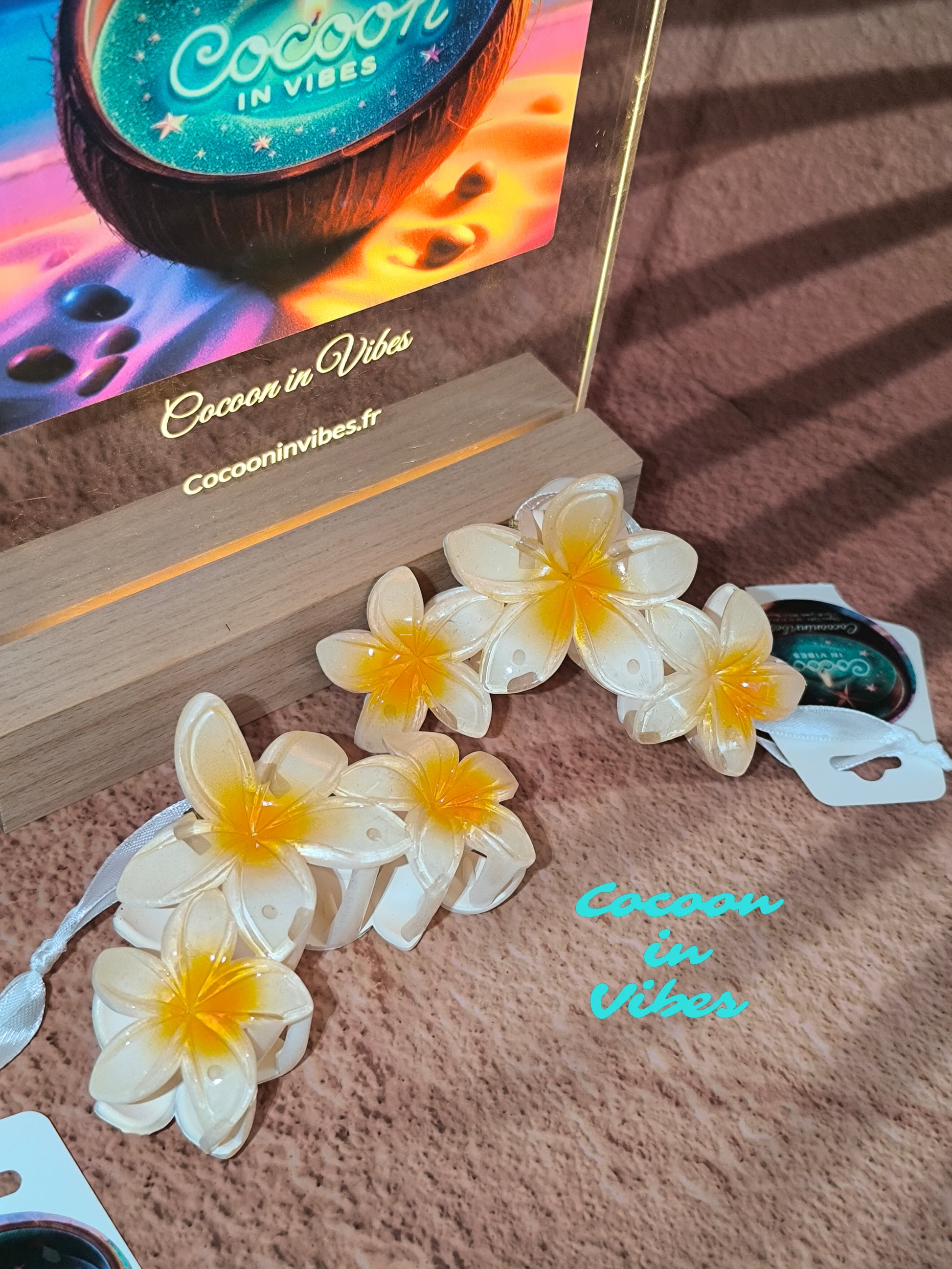 Grande Pince à Cheveux – 3 Fleurs de Monoï Jaune Clair au Cœur Orange