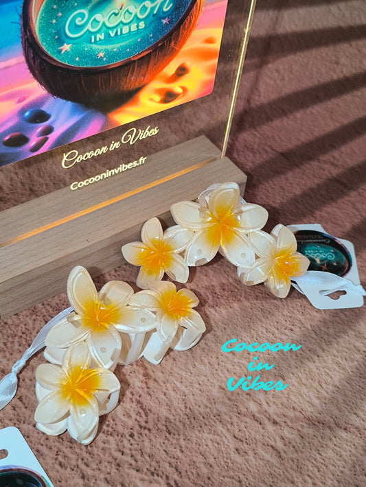 Grande Pince à Cheveux – 3 Fleurs de Monoï Jaune Clair au Cœur Orange