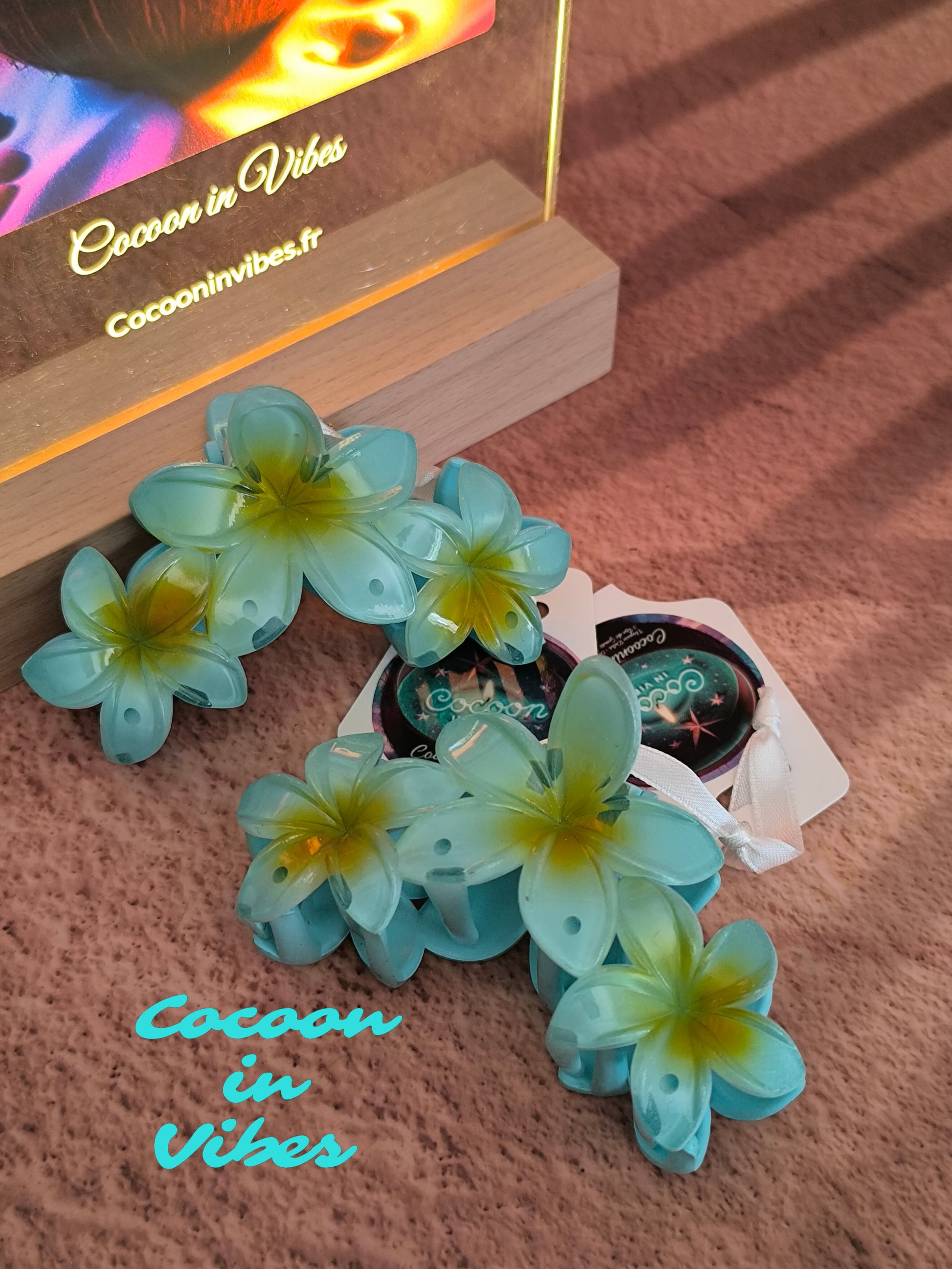 Grande Pince à Cheveux – 3 Fleurs de Monoï Turquoise au Cœur Jaune-Vert
