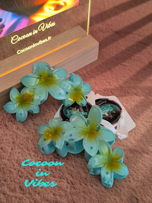 Grande Pince à Cheveux – 3 Fleurs de Monoï Turquoise au Cœur Jaune-Vert