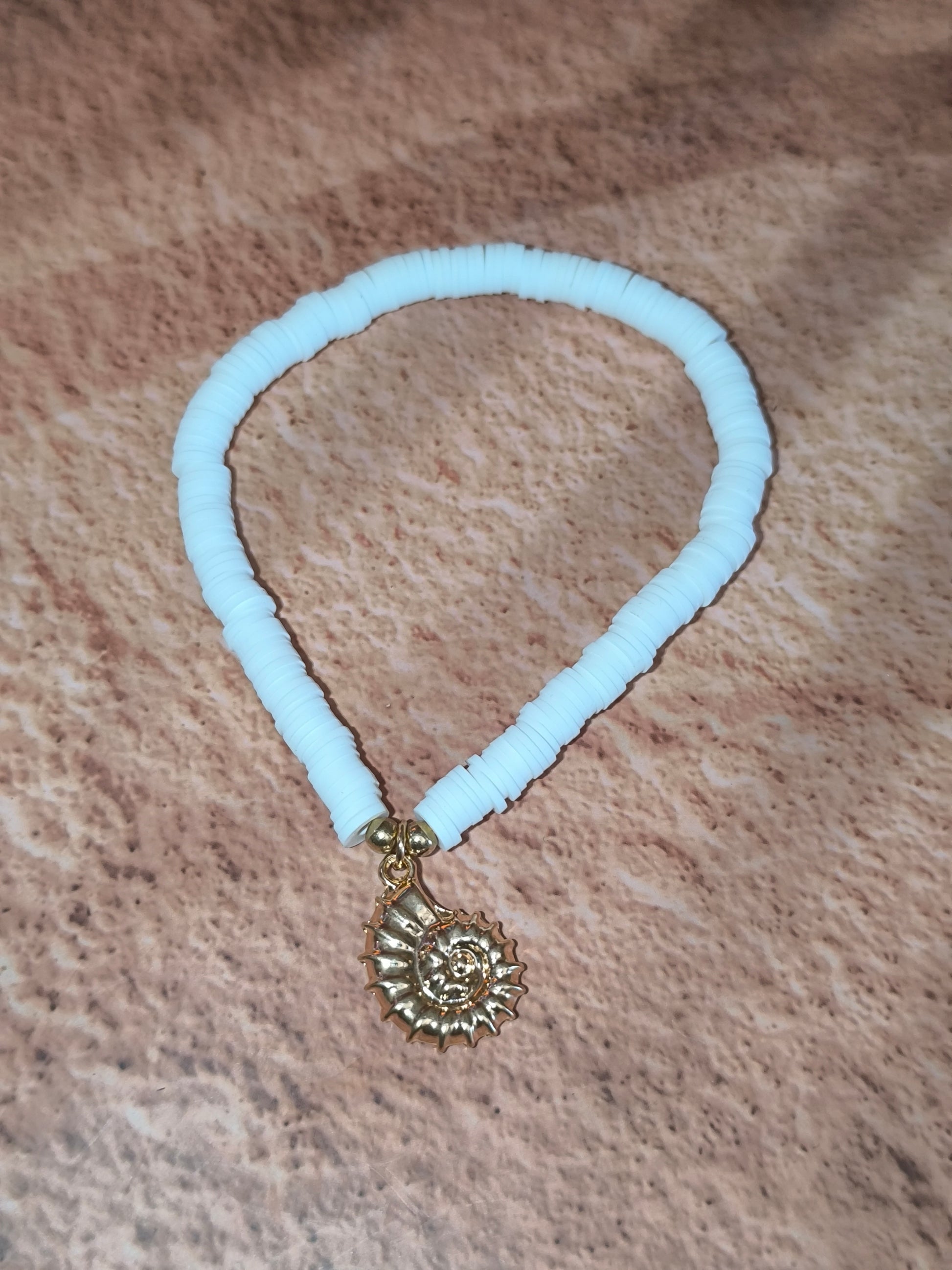 Chaine de Cheville Bohème – Turquoise, Céramique & Pendentifs Marins
