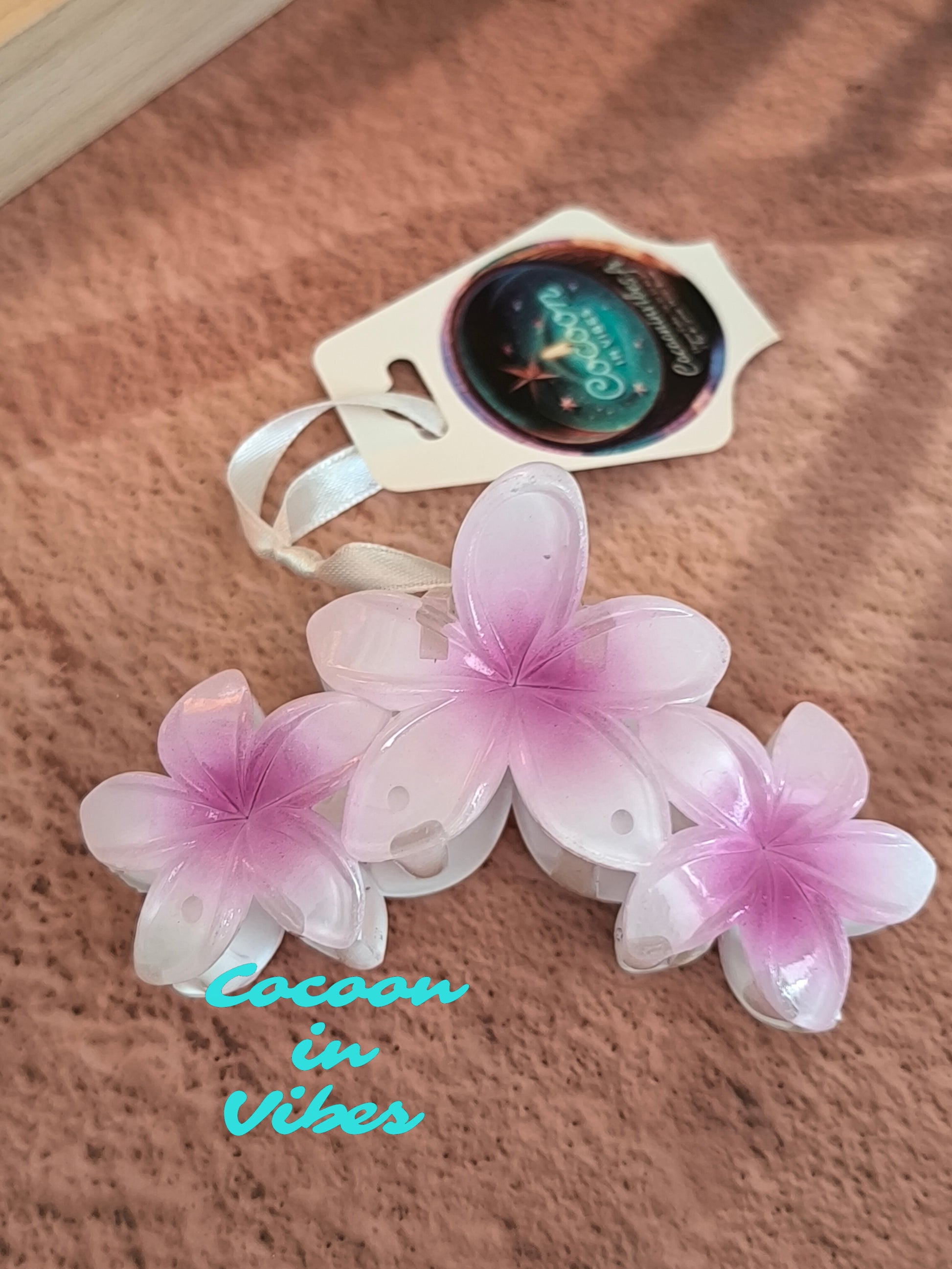 Grande Pince à Cheveux – 3 Fleurs de Monoï Parme au Cœur Violet