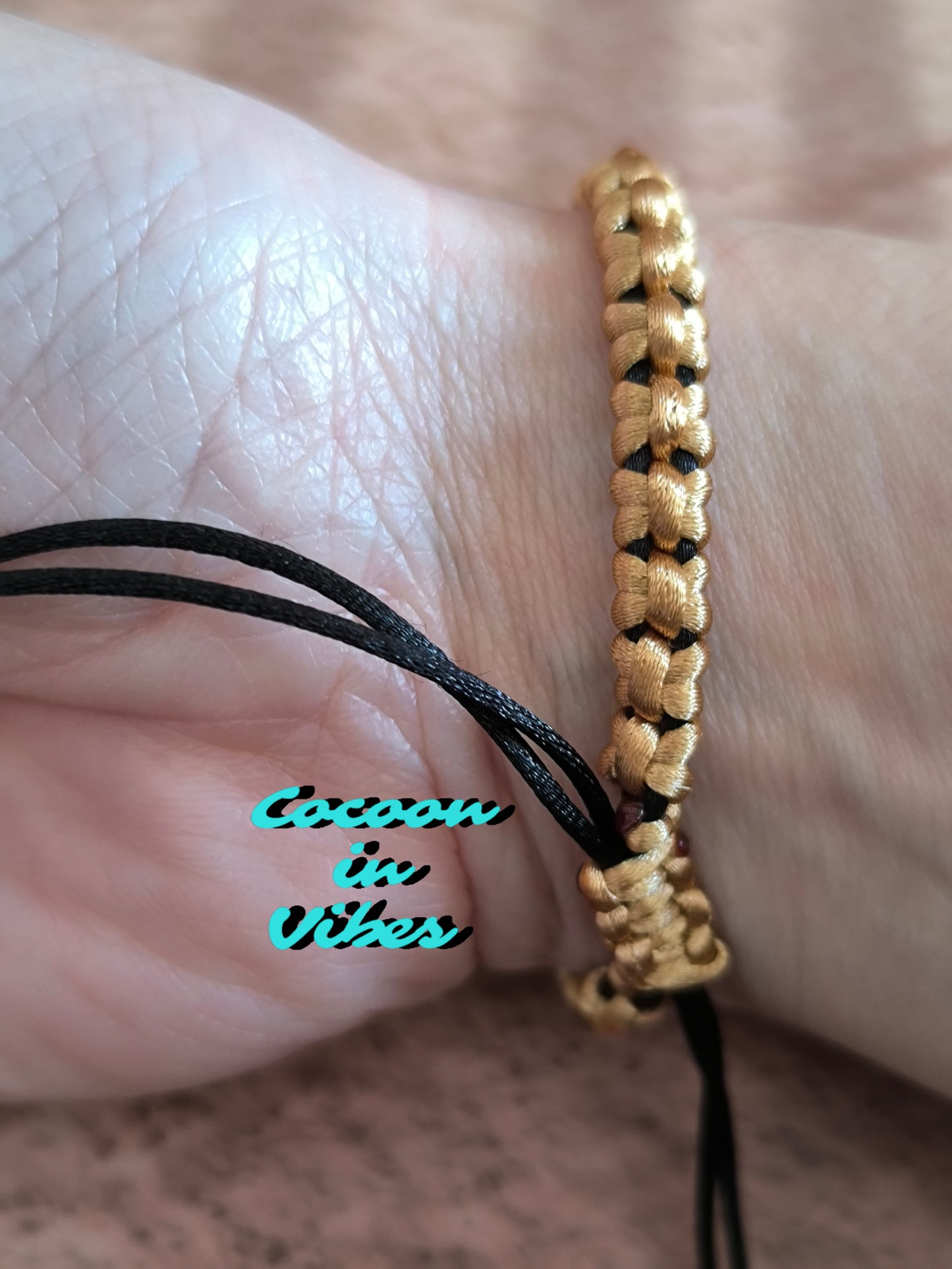 Bracelet artisanal en macramé “Nœuds Précieux” – Création faite main