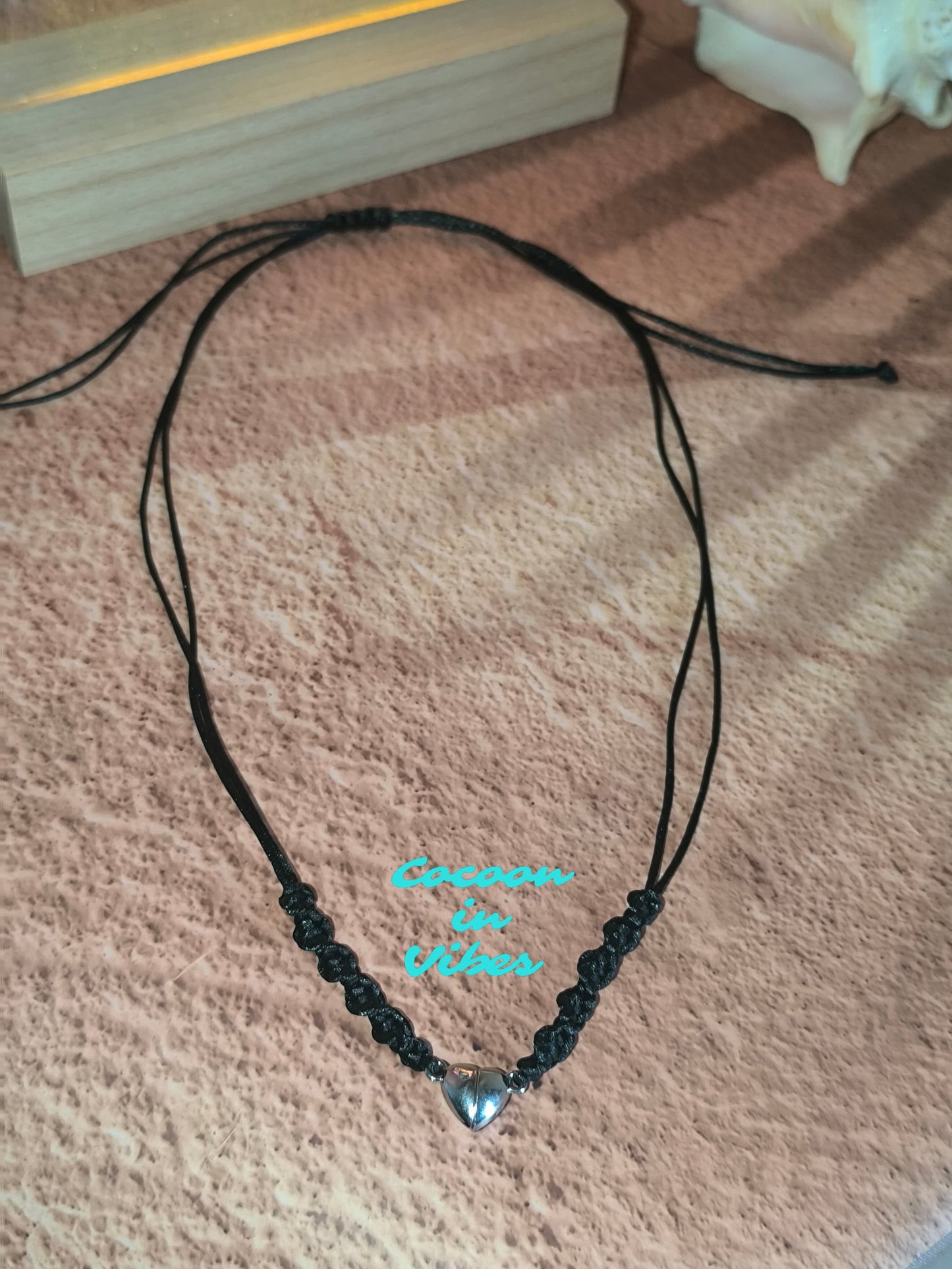 Ras-de-cou artisanal Désir Noir Satiné – Macramé torsadé & fermoir pendentif cœur aimanté