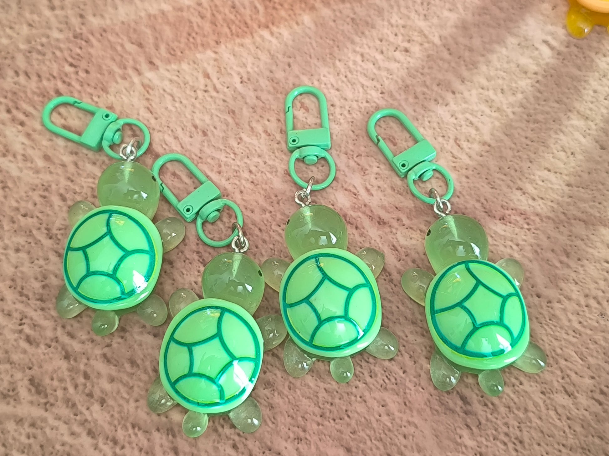 Bijoux de sac / Porte-clés Tortue de Terre Colorée Phosphorescente – Un petit compagnon lumineux à emporter partout
