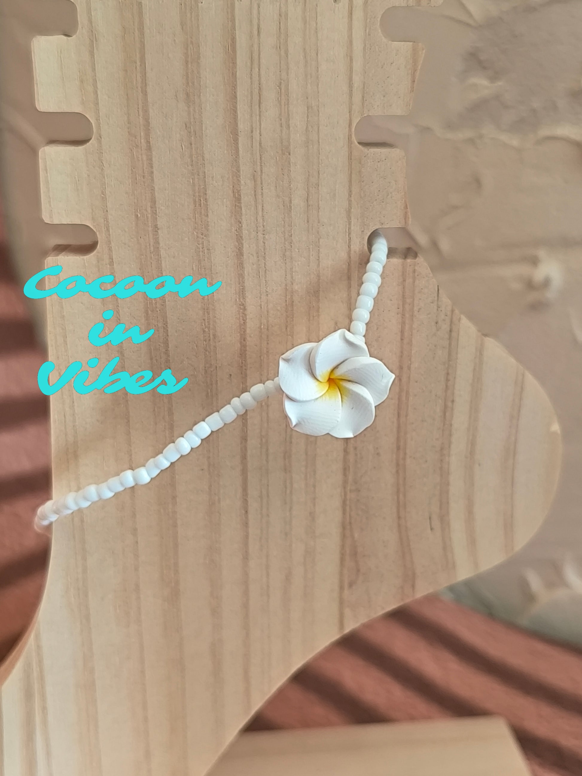 Bracelets de cheville en perles de rocaille & fleur de Monoï – L’invitation au voyage