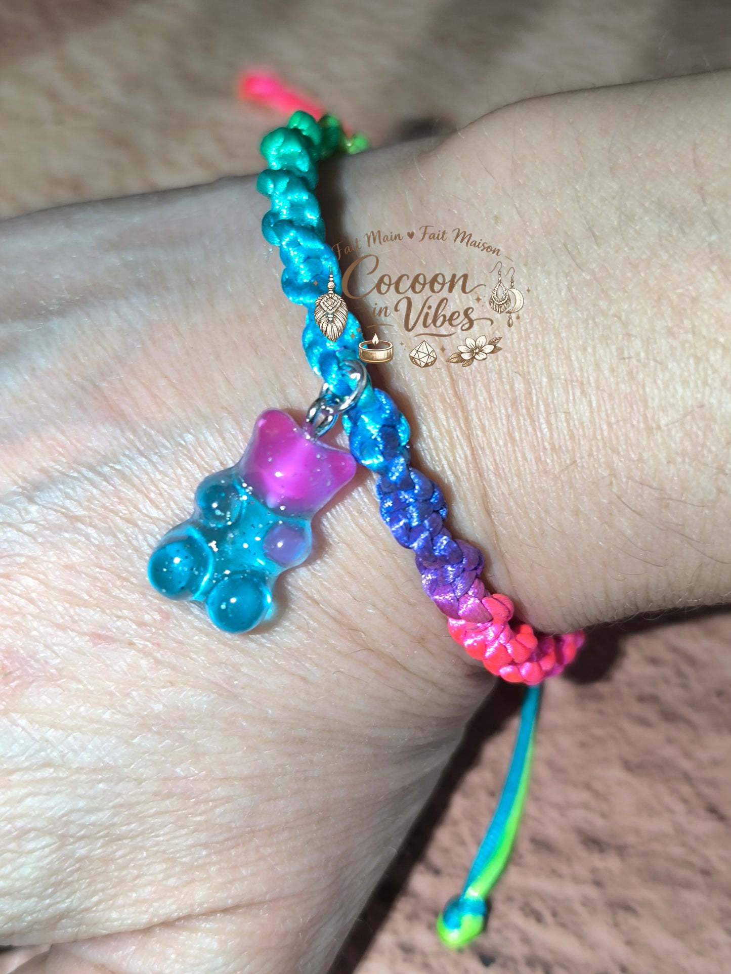Bracelet Arc-en-Ciel Torsadé & Nounours Pailleté – Création Artisanale en Macramé