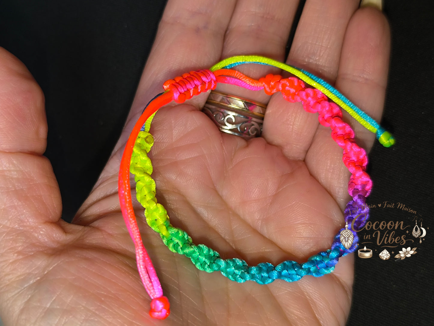 Bracelet Arc-en-Ciel Torsadé – Création Artisanale en Macramé