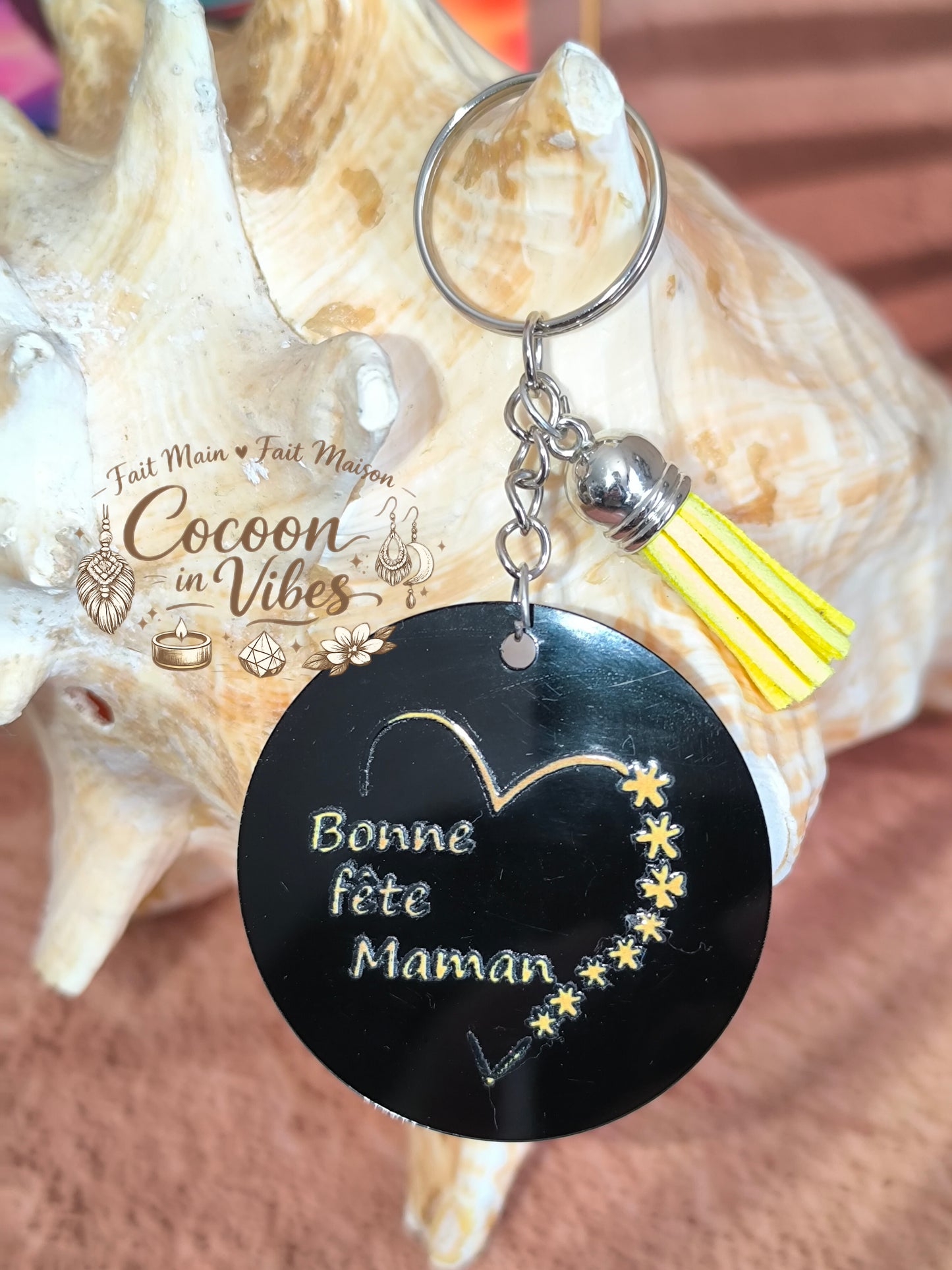 Porte-clé noir brillant “Fête des Mères – Mots Précieux – Bonne fête maman” – Cœur doré – Franges suédine jaune – Modèle unique