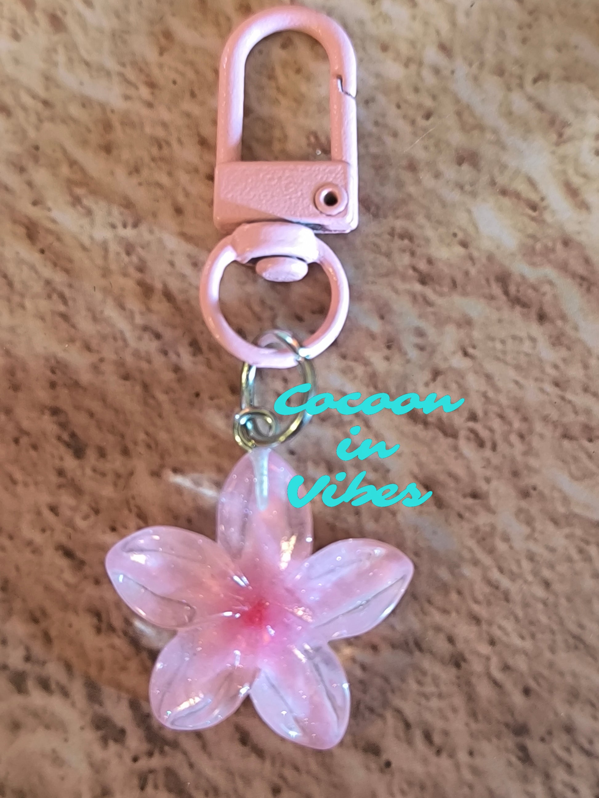 Bijou de Sac / Porte-Clés Fleur de Monoï – L’essence des iles toujours avec vous