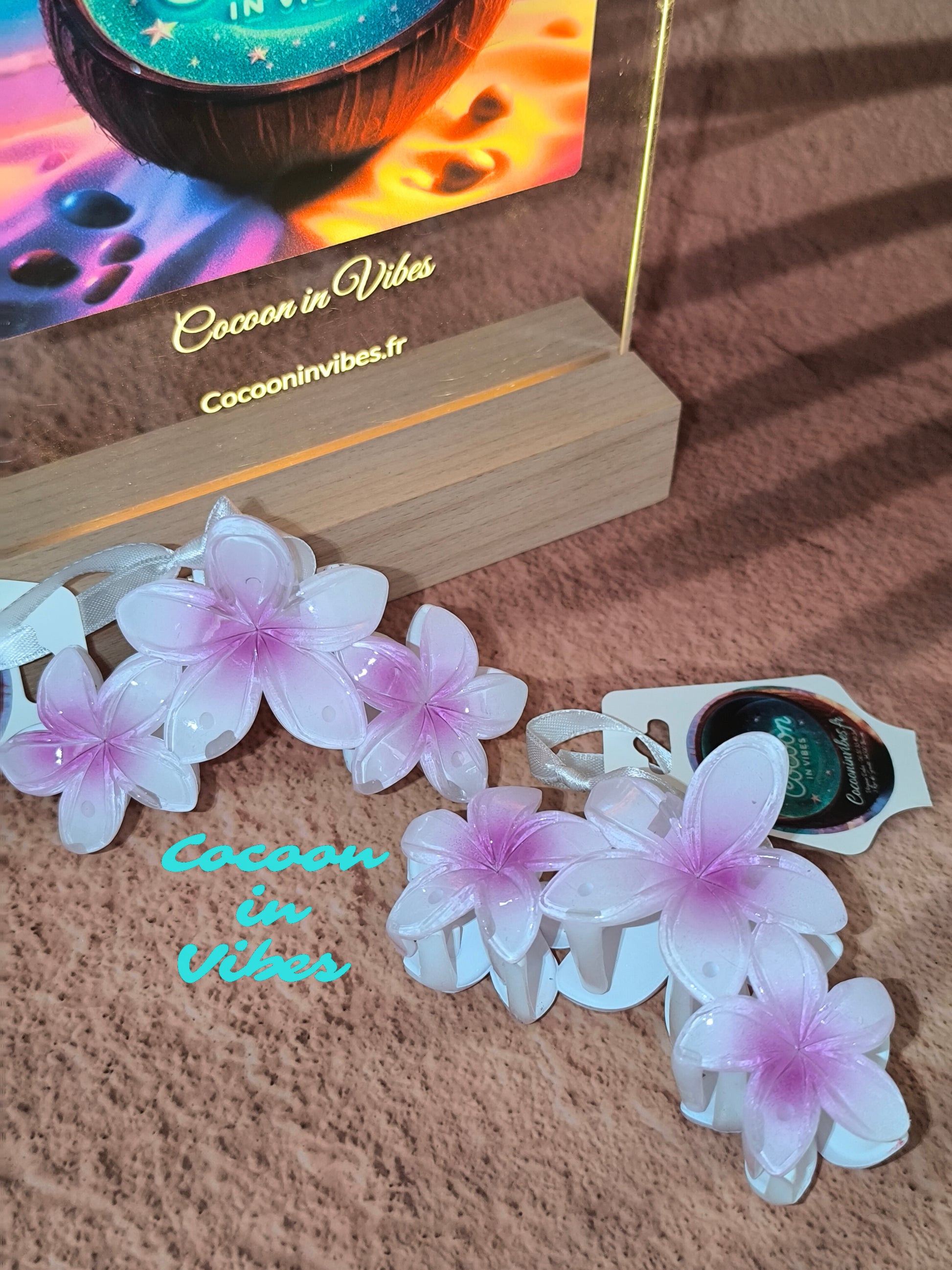 Grande Pince à Cheveux – 3 Fleurs de Monoï Parme au Cœur Violet