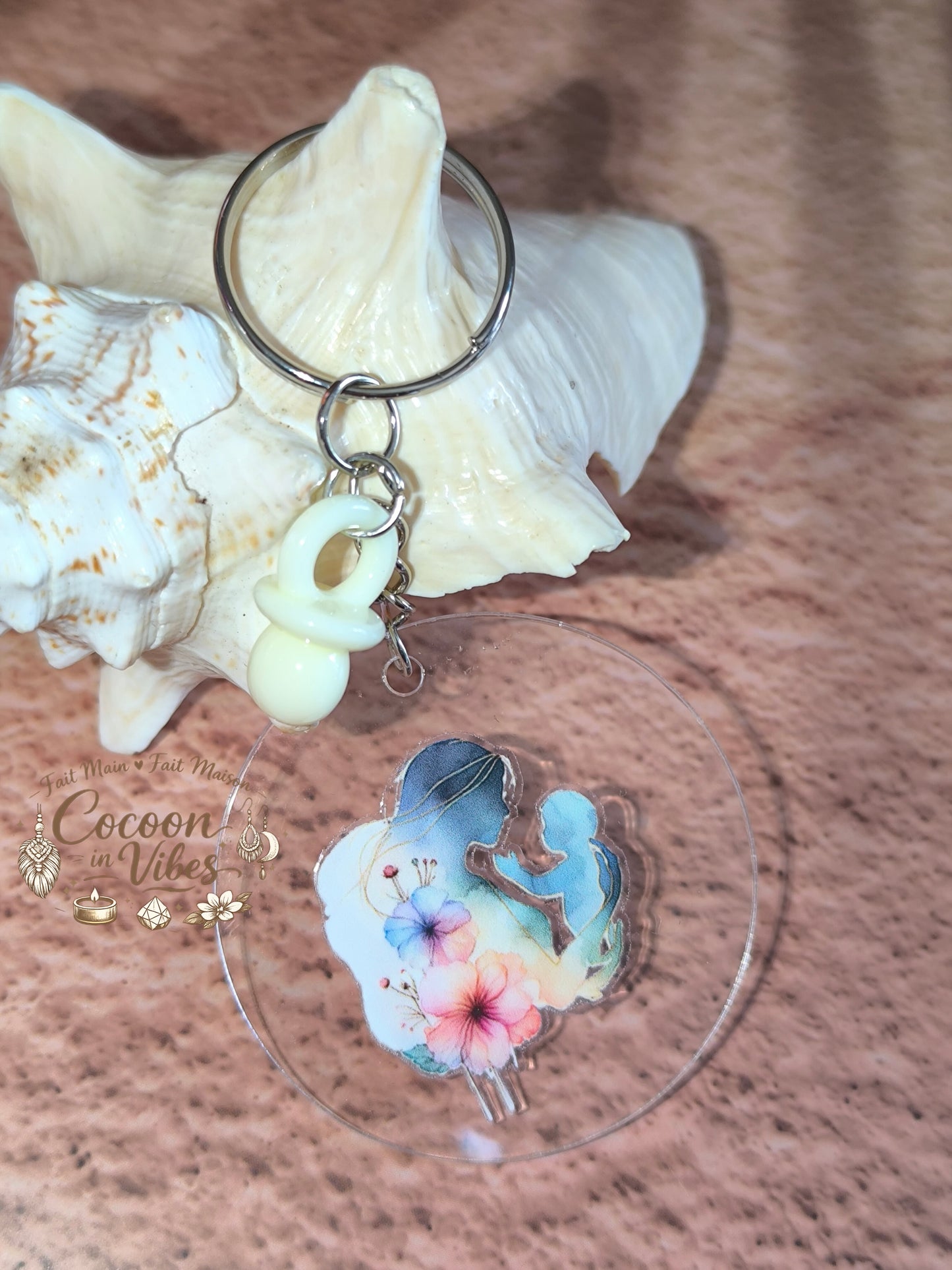 Porte-clé rond transparent “Fête des Mères – Illustration Maman & Enfant” – Pendentif Tétine blanc crème – Création fait main et modèle unique