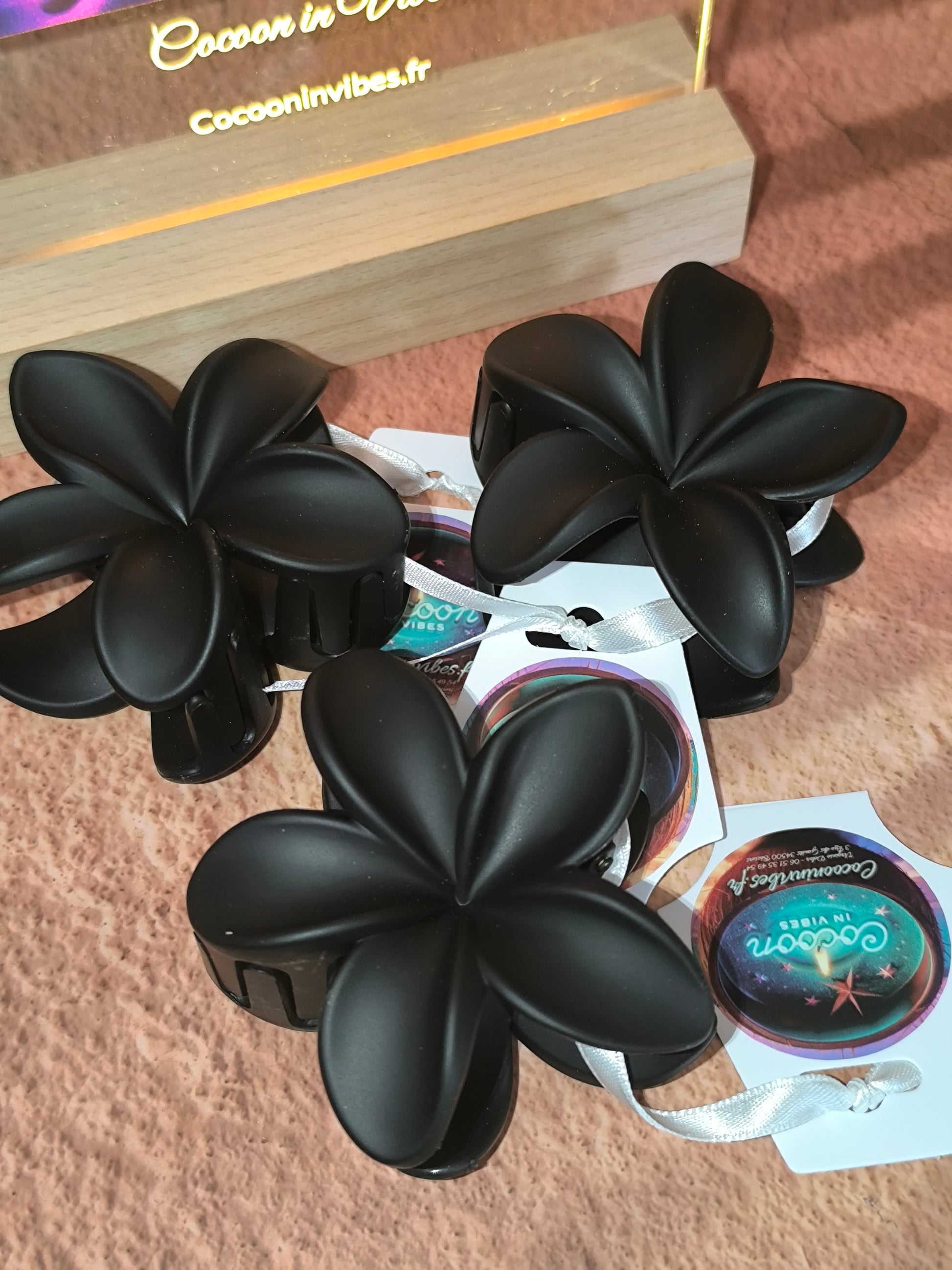 Pince à cheveux Fleur de Monoï ~ Couleur Nuit Noire, L’élégance mystérieuse d’une fleur sous les étoiles…