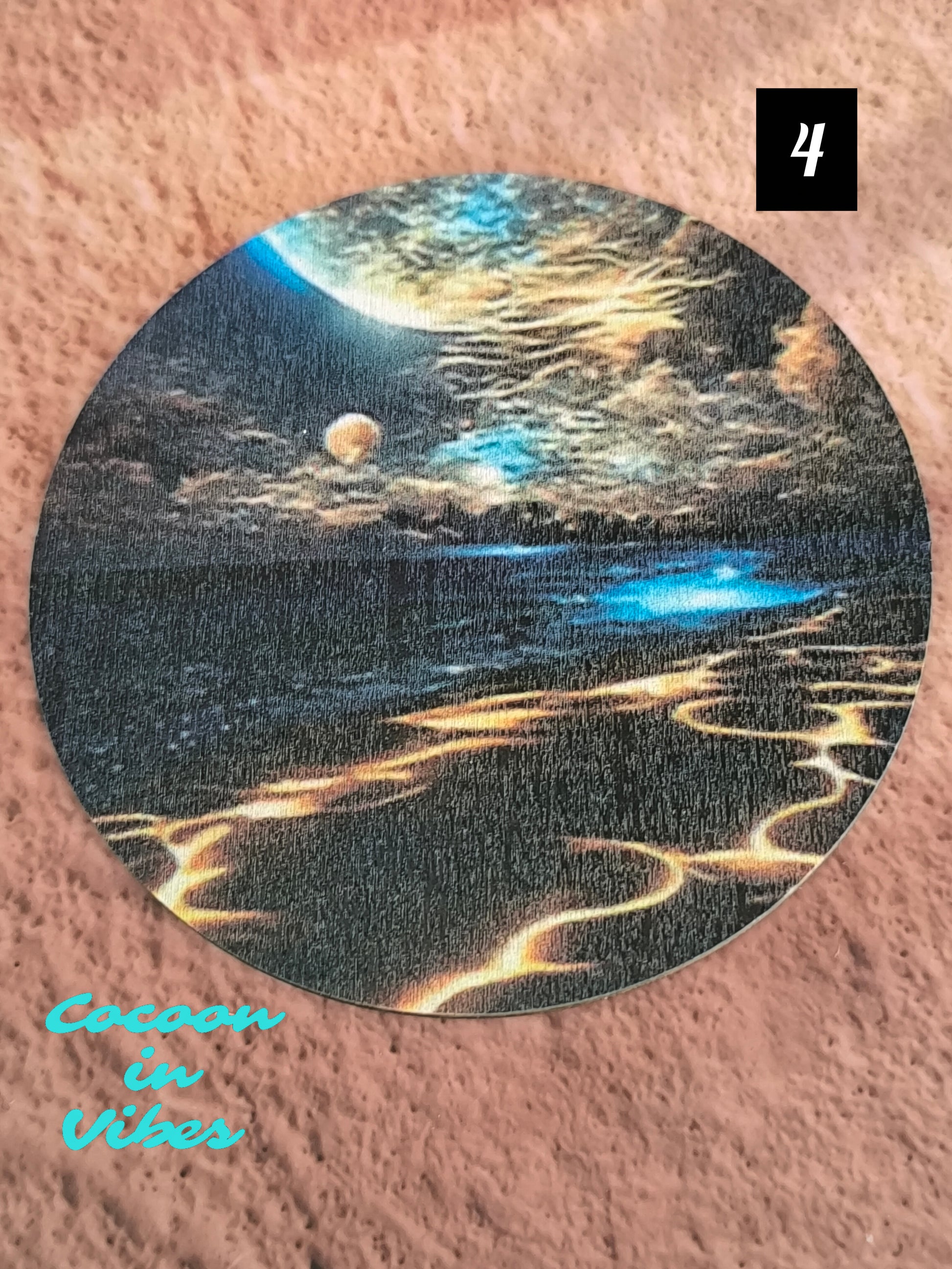 Dessous de tasse "Pleine Lune sur la Mer" – Quand la nuit se pare d’or et d’argent…