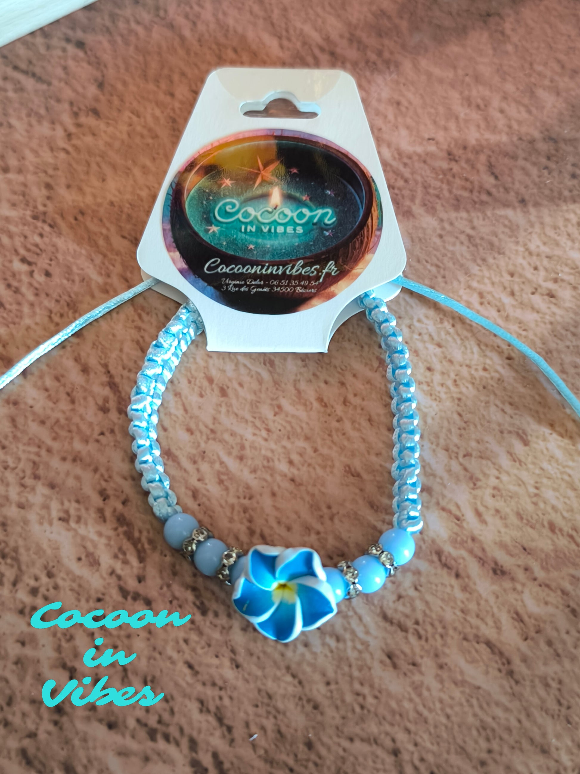 Bracelets en cordon satiné & fleur de Monoï – Les couleurs du paradis à ton poignet