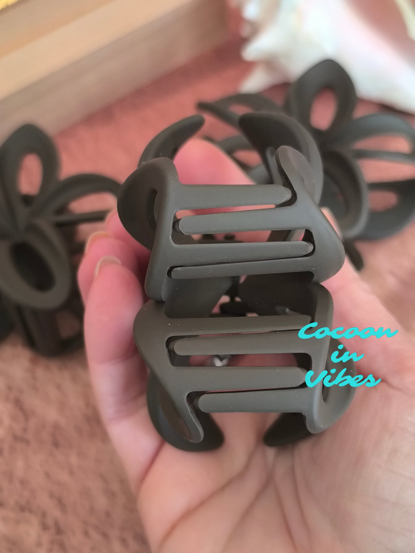 Grande pince à cheveux Monoï Ajouré – Coloris Chocolat (8 cm x 7 cm)