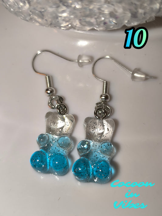 Boucles d’oreilles Nounours Gélifiés – N°10 Transparent → Bleu Translucide Pailletée (Création artisanale Cocoon In Vibes)