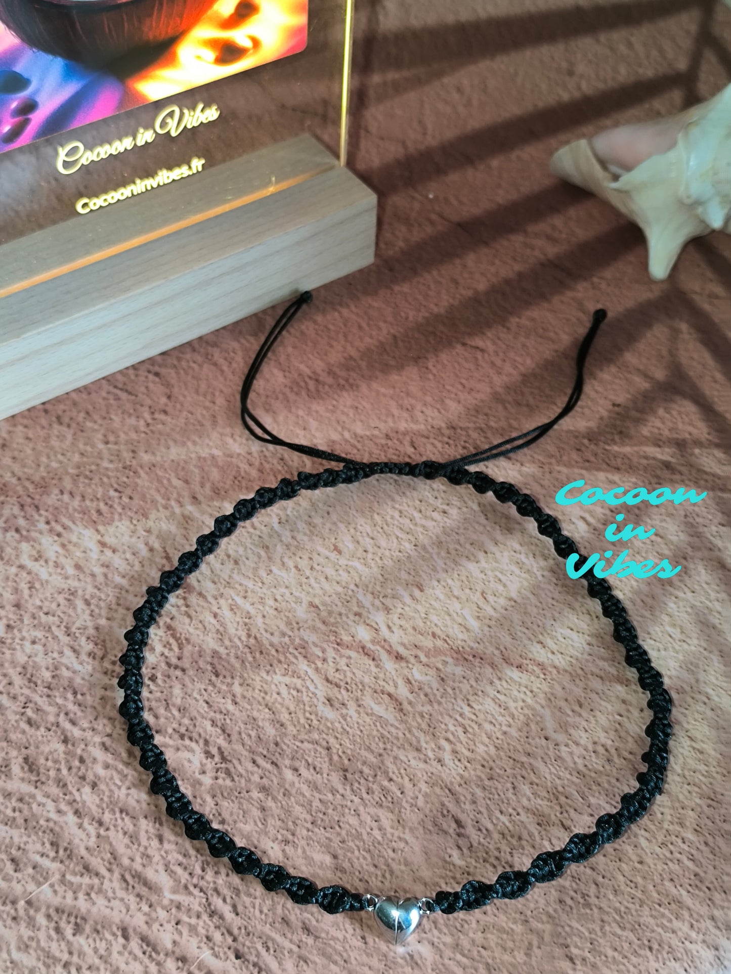 Ras-de-cou artisanal Désir Noir Satiné – Macramé torsadé & fermoir pendentif cœur aimanté