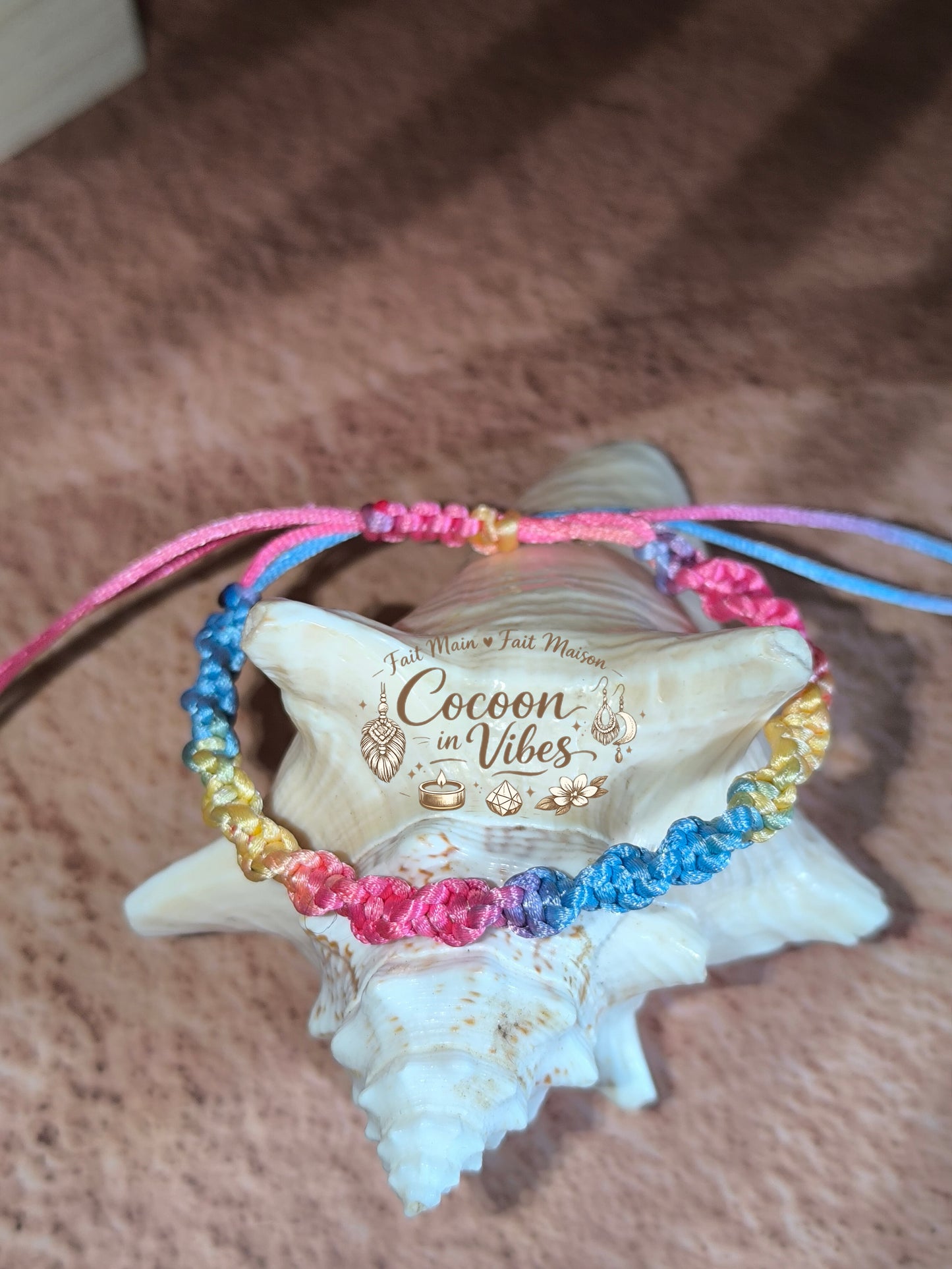 Bracelet Arc-en-Ciel Torsadé – Création Artisanale en Macramé