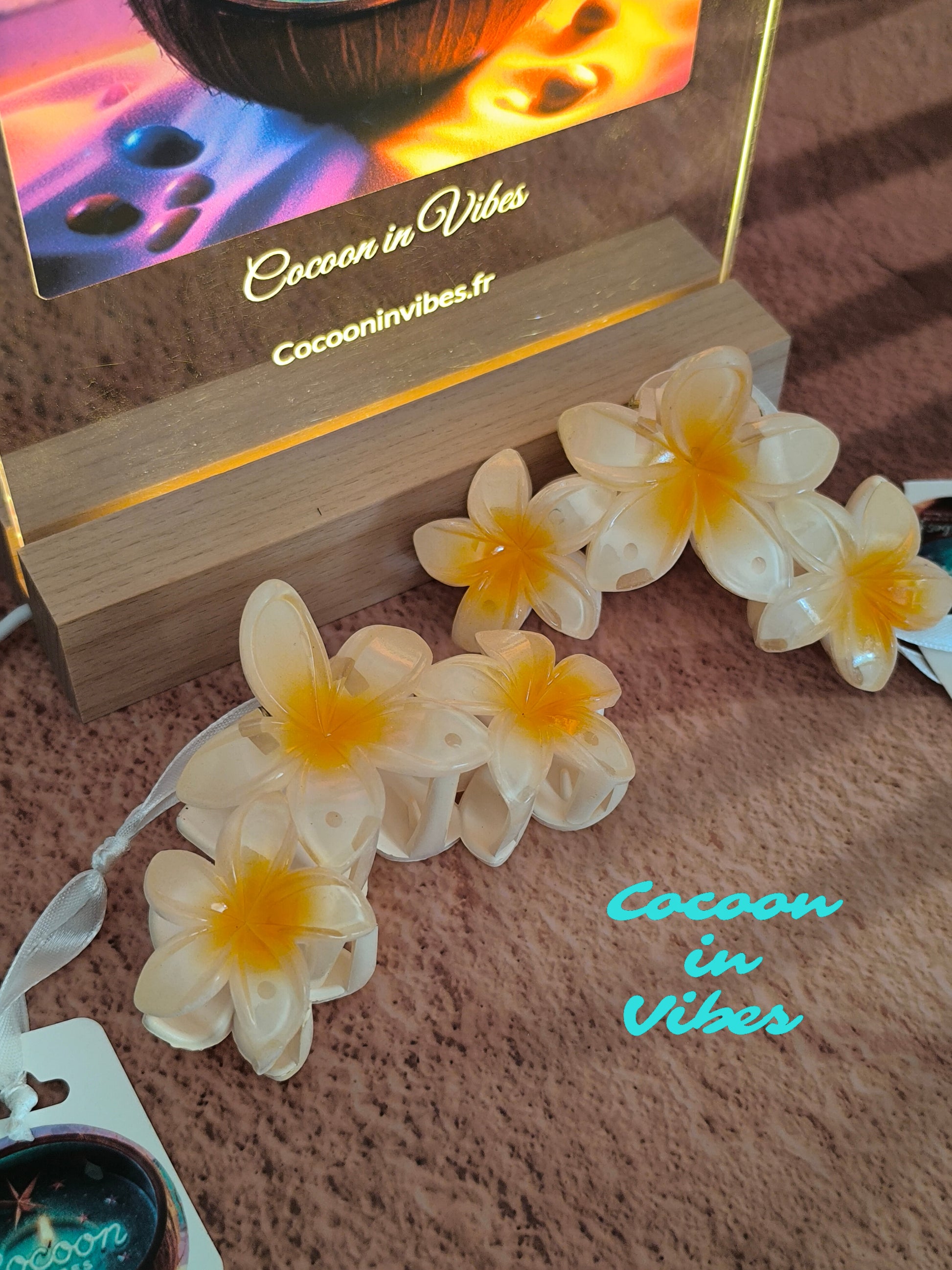 Grande Pince à Cheveux – 3 Fleurs de Monoï Jaune Clair au Cœur Orange