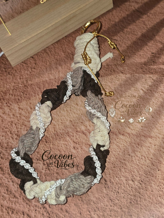 Bracelet de téléphone en macramé "Latte Macchiato" – Création artisanale Cocoon in Vibes