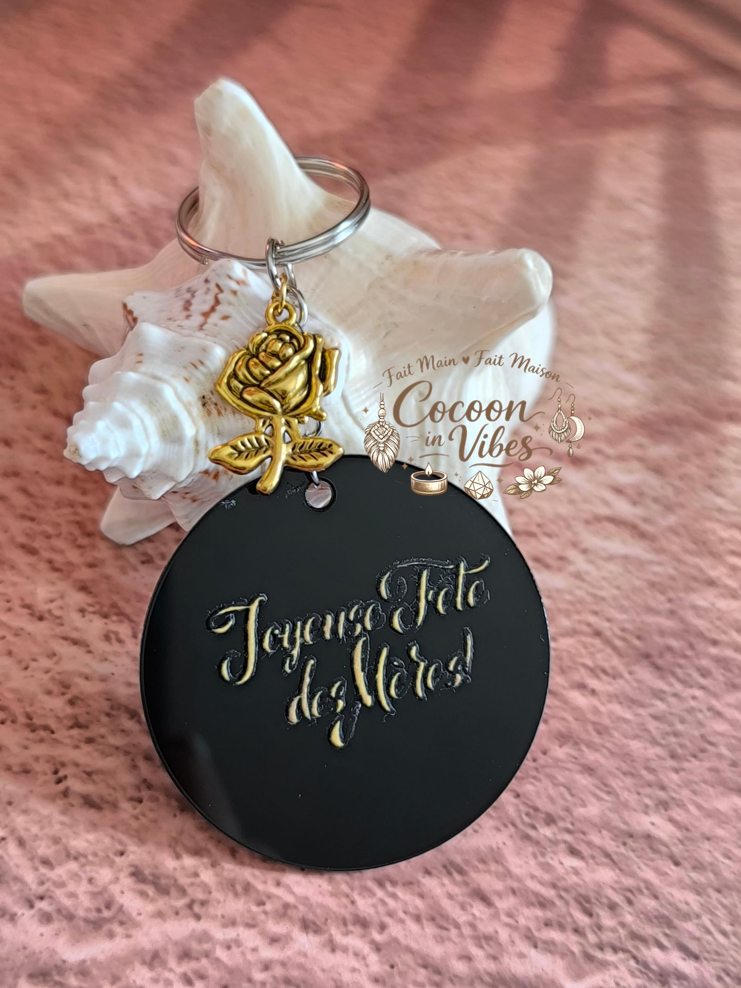 Porte-clé rond noir et doré “Fête des Mères – Doux Messages – Joyeuse Fête des Mères !” – Bijou de rose en métal doré – Création fait main et modèle unique