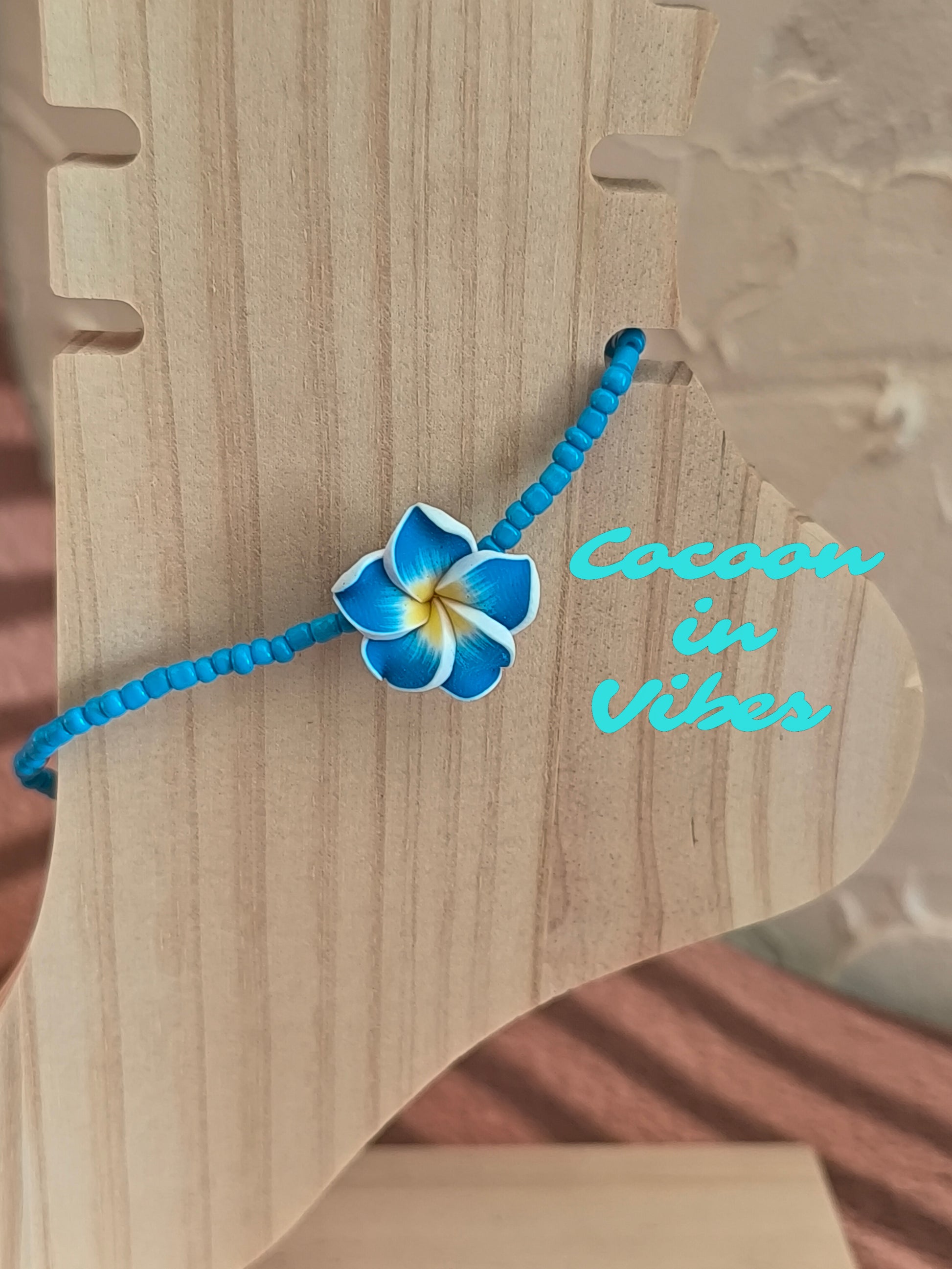 Bracelets de cheville en perles de rocaille & fleur de Monoï – L’invitation au voyage