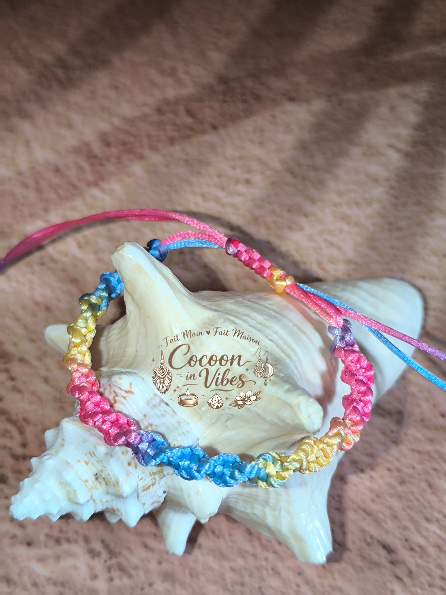 Bracelet Arc-en-Ciel Torsadé – Création Artisanale en Macramé