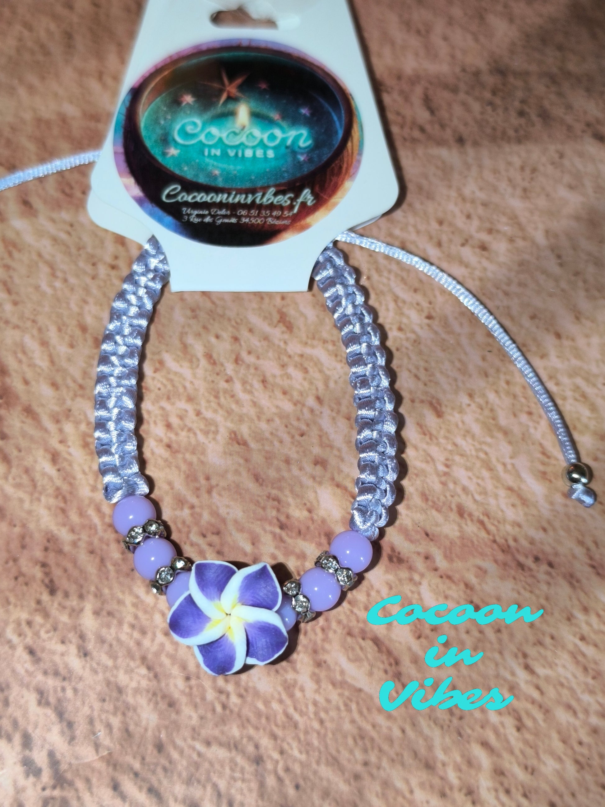 Bracelets en cordon satiné & fleur de Monoï – Les couleurs du paradis à ton poignet