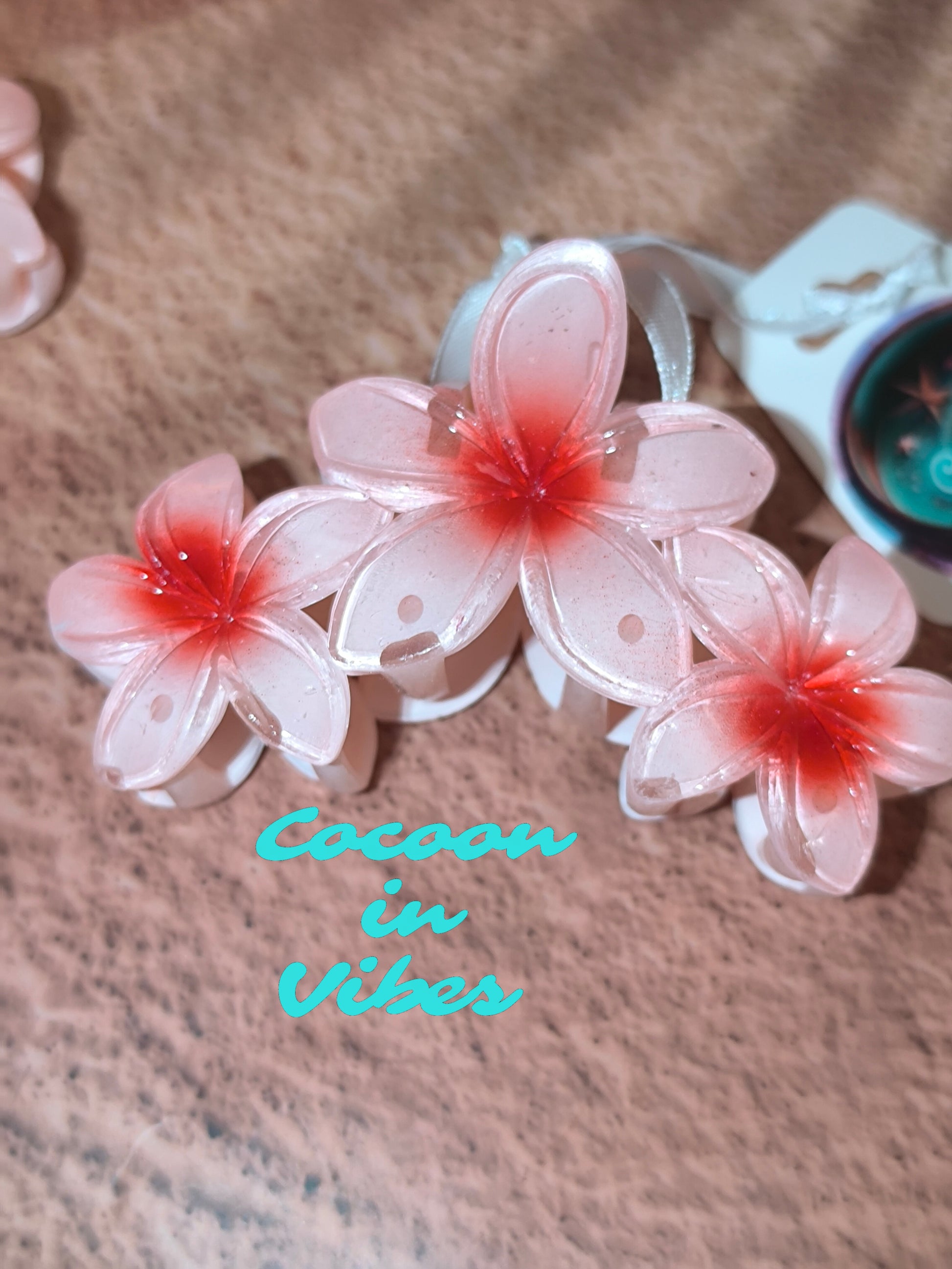 Grande Pince à Cheveux – 3 Fleurs de Monoï Rose Saumon au Cœur Rouge