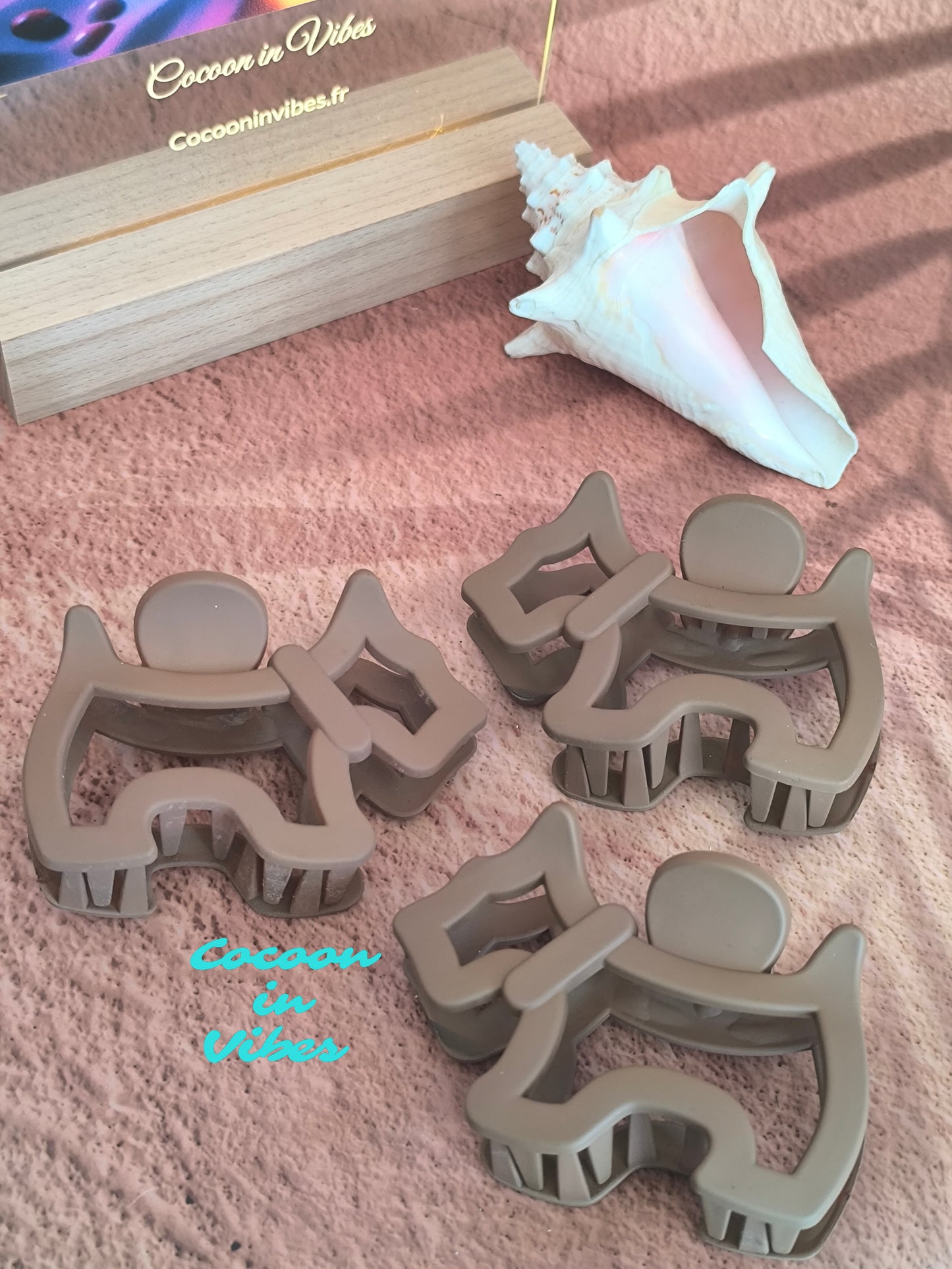 Grande pince cheveux Canaille – Motif chien ajouré – Caramel (8,5 cm x 6 cm)