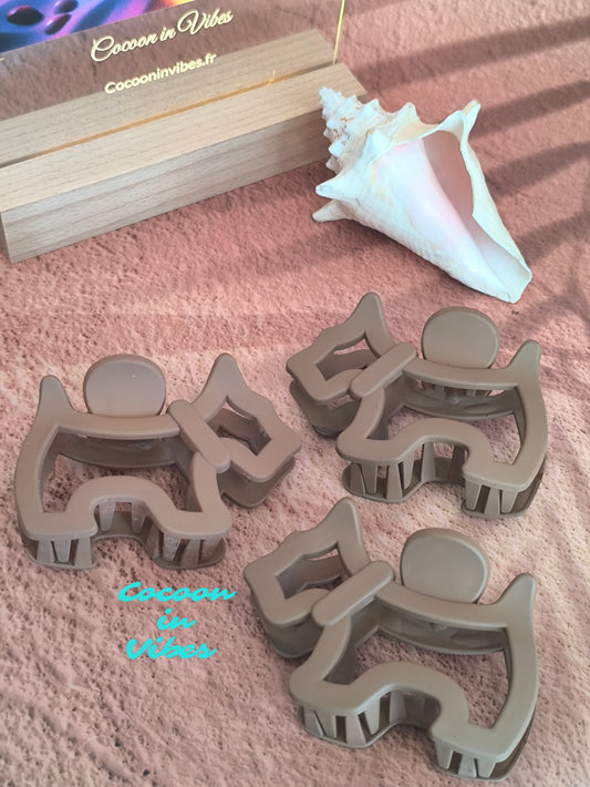 Grande pince cheveux Canaille – Motif chien ajouré – Caramel (8,5 cm x 6 cm)