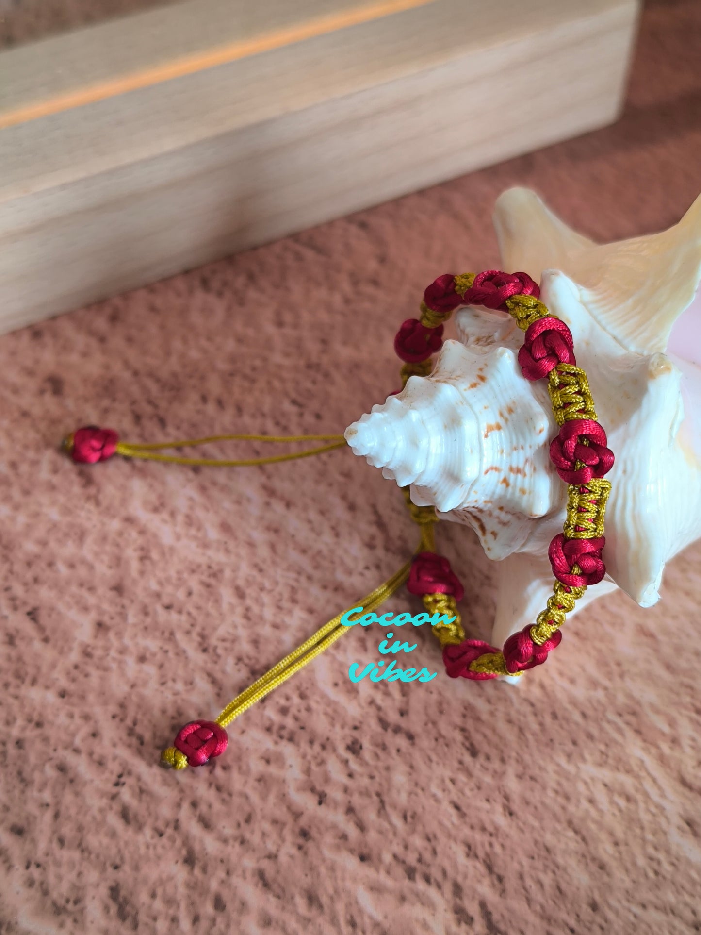 Bracelet artisanal Roses Éternelles en macramé – réalisé à la main