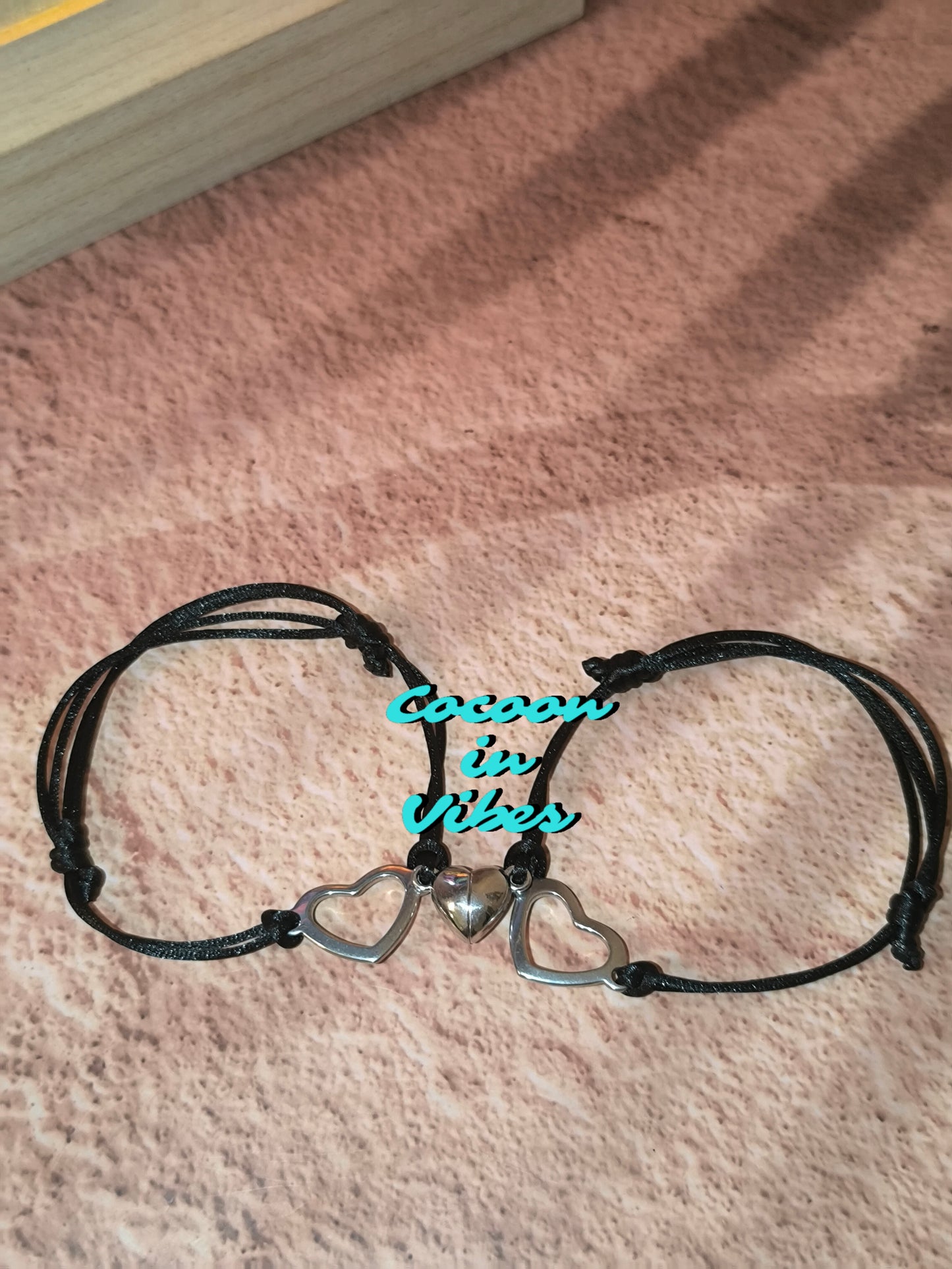 2 Bracelets de couple artisanaux – Cœur délicatement ajouré, aimantés