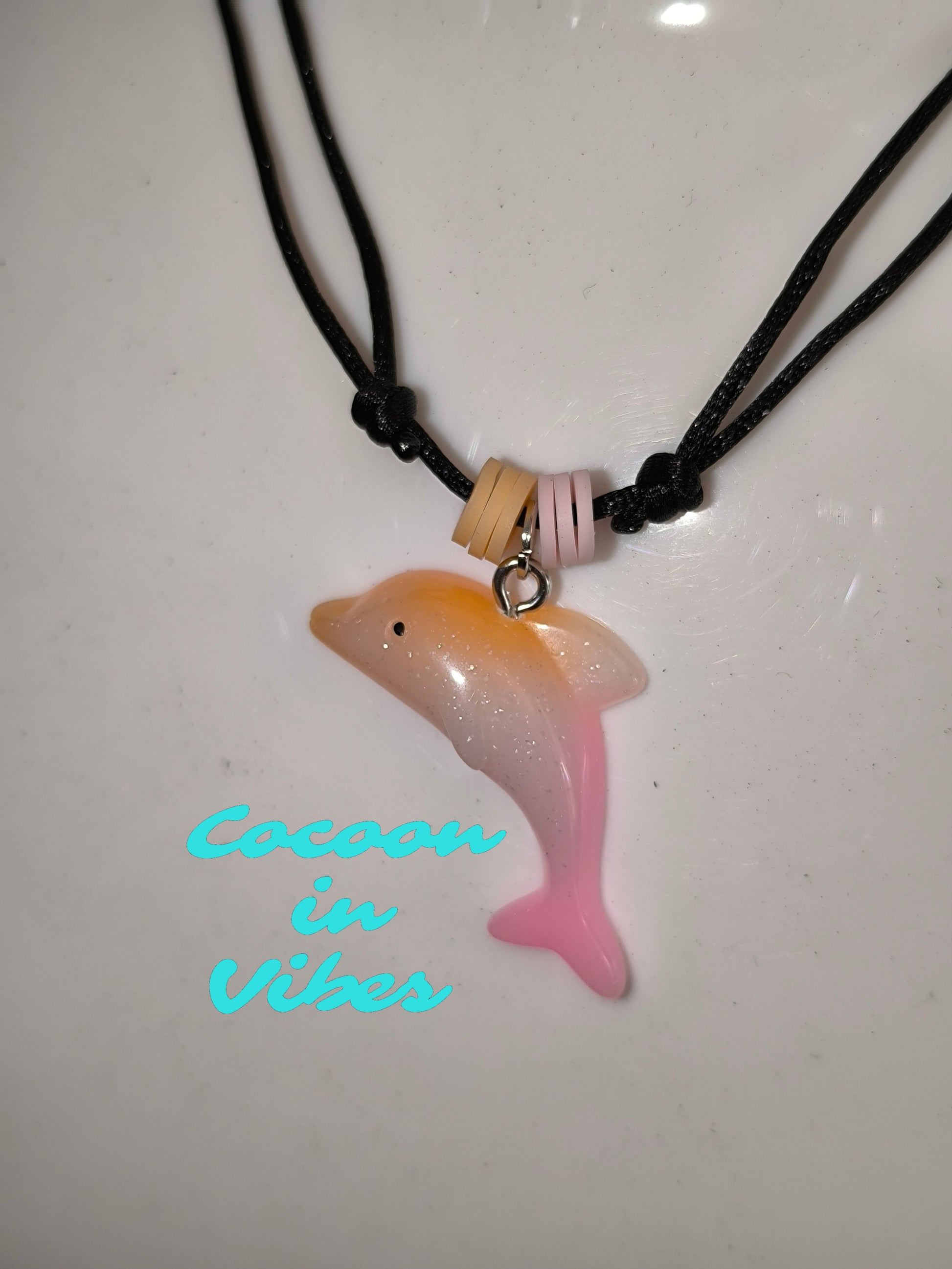 Collier Dauphin Dégradé aux couleurs acidulées – Création Artisanale Exclusive Cocoon in Vibes