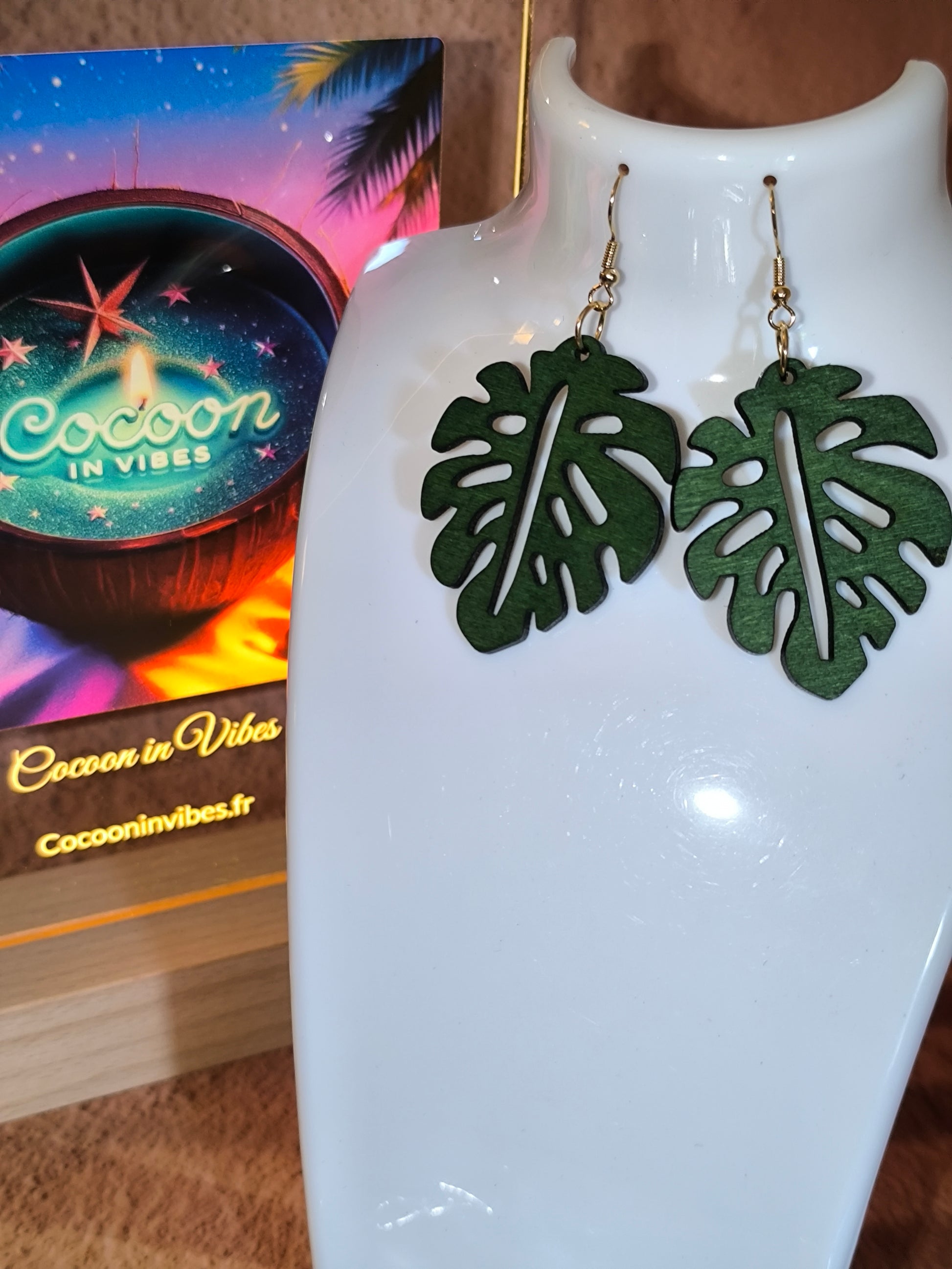 Boucles d’Oreilles Feuilles Tropicales – L’évasion au bout des oreilles
