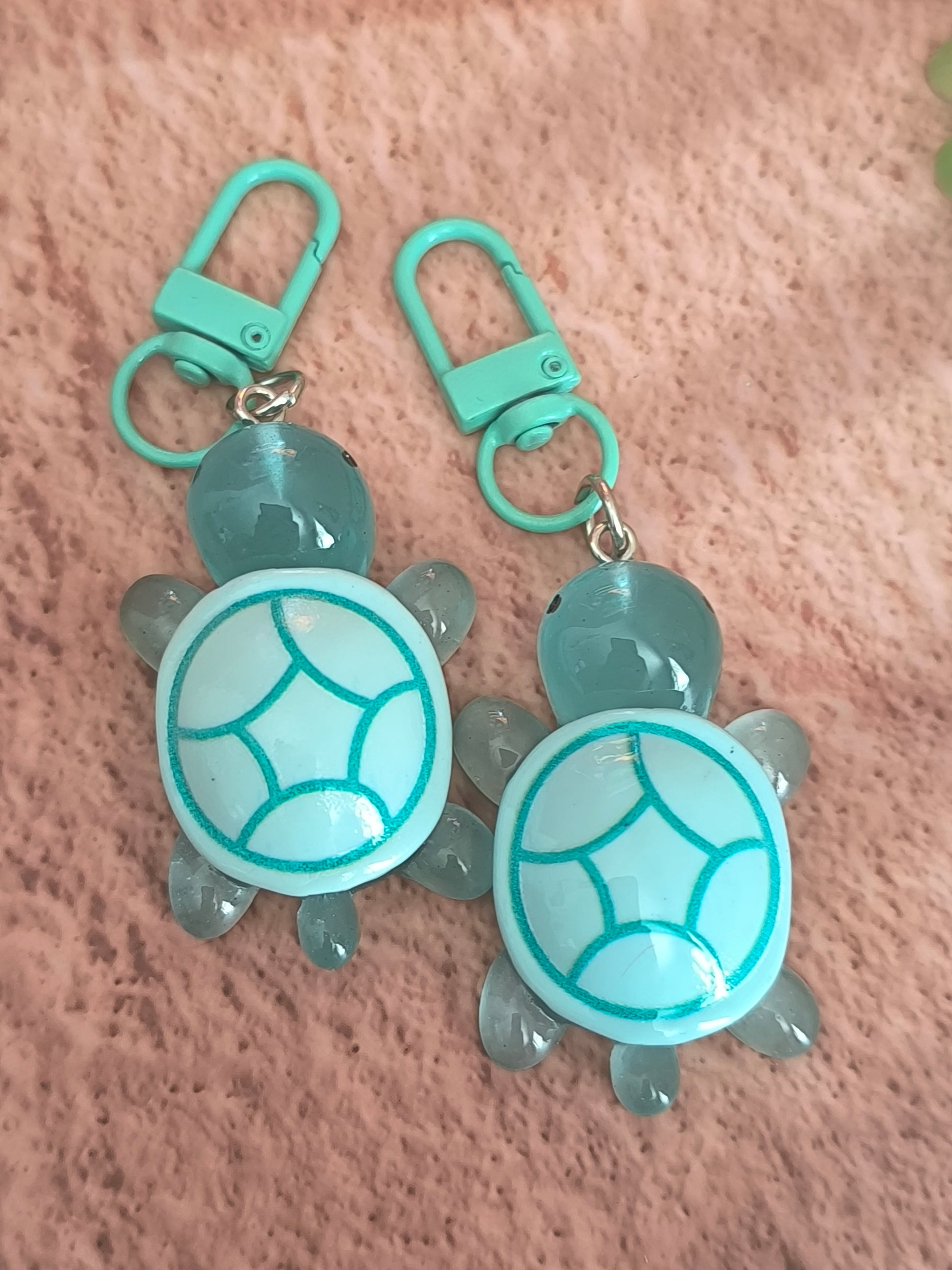Bijoux de sac / Porte-clés Tortue de Terre Colorée Phosphorescente – Un petit compagnon lumineux à emporter partout