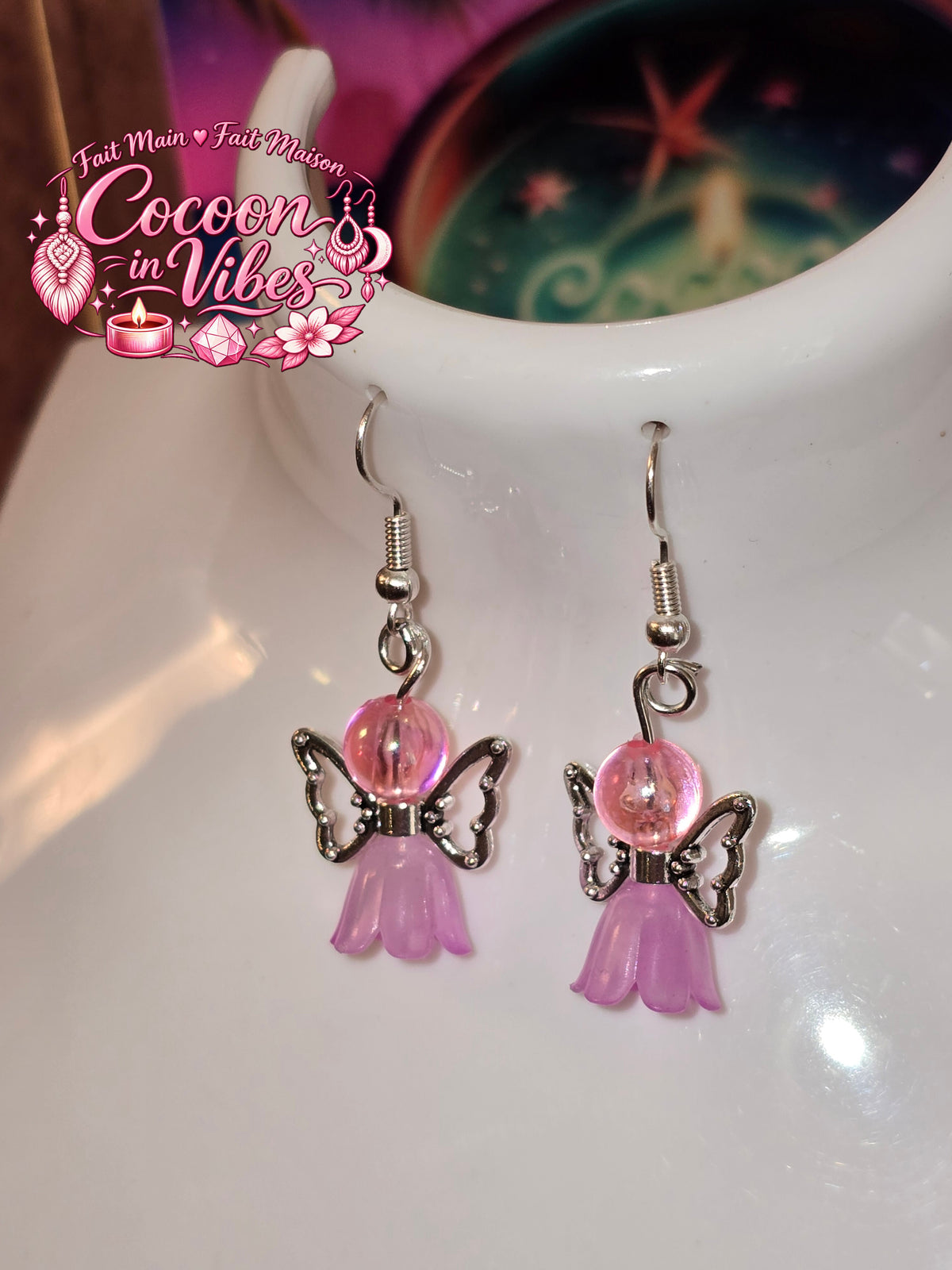 Boucles d’Oreilles Artisanales « Ange Clochette » – Édition Octobre Rose