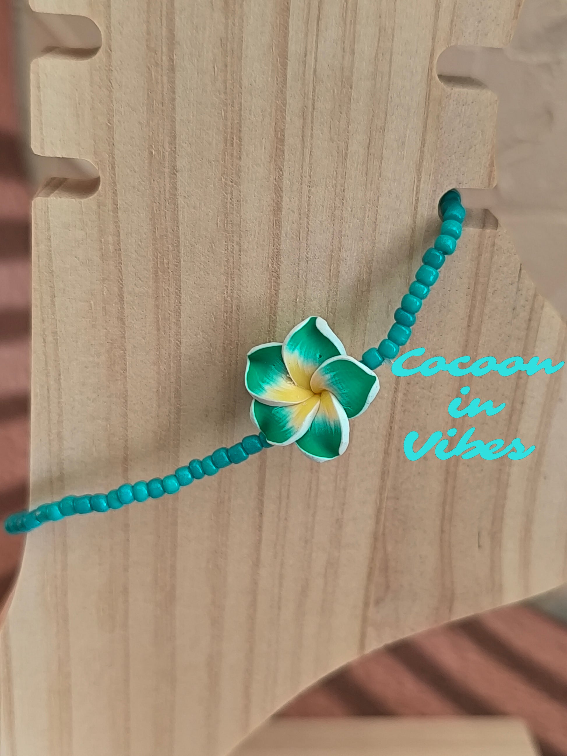 Bracelets de cheville en perles de rocaille & fleur de Monoï – L’invitation au voyage