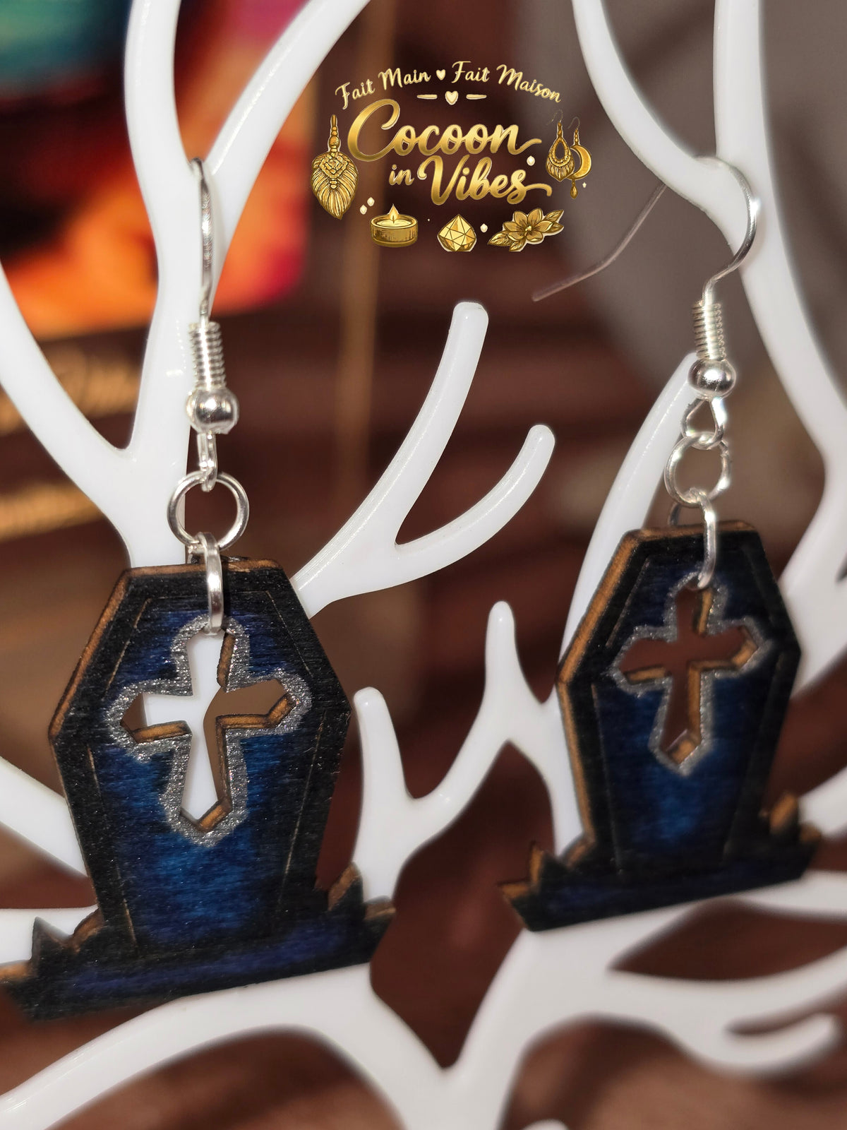 Boucles d'oreilles Artisanales en Bois « Cercueil Gothique » - Collection Éphémère Halloween