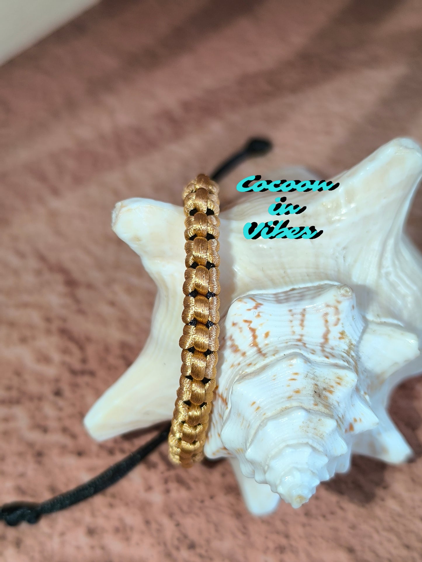 Bracelet artisanal en macramé “Nœuds Précieux” – Création faite main